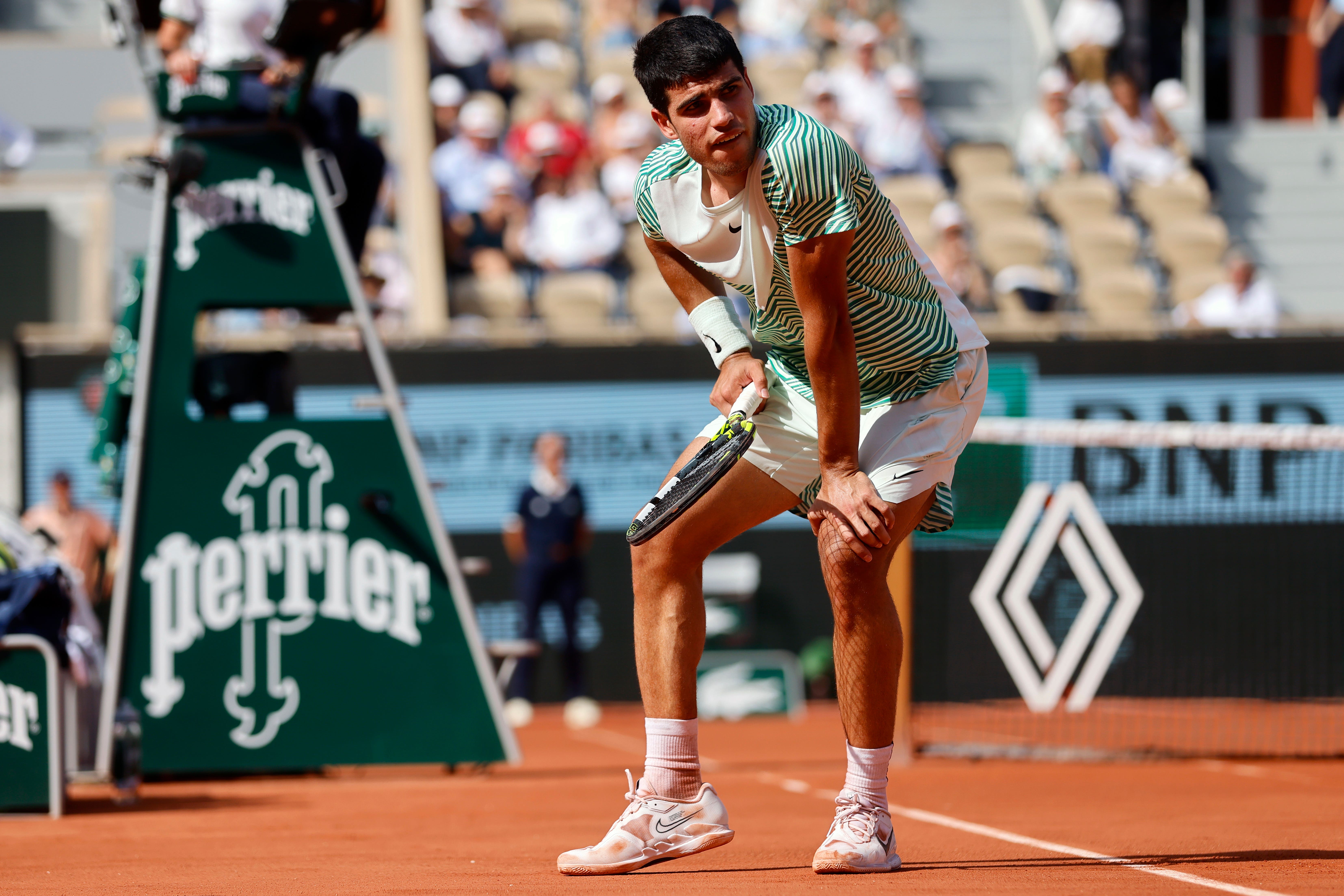 Carlos Alcaraz is hit by cramps