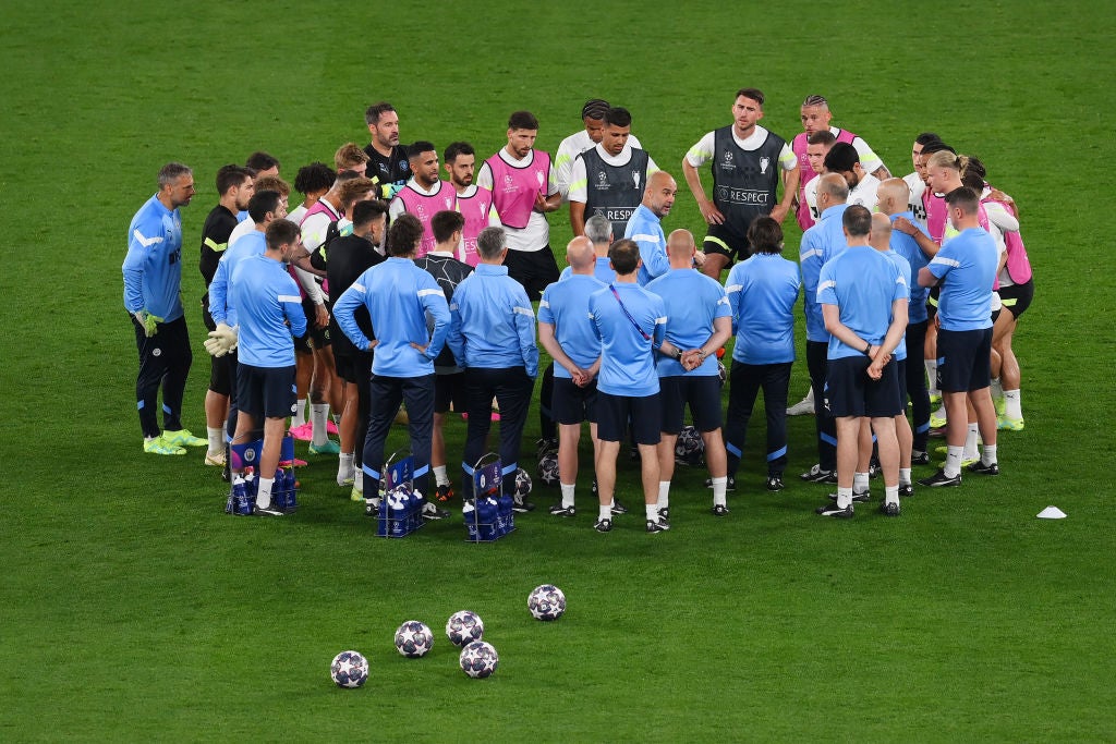 Guardiola talks to his players at the Ataturk Stadium