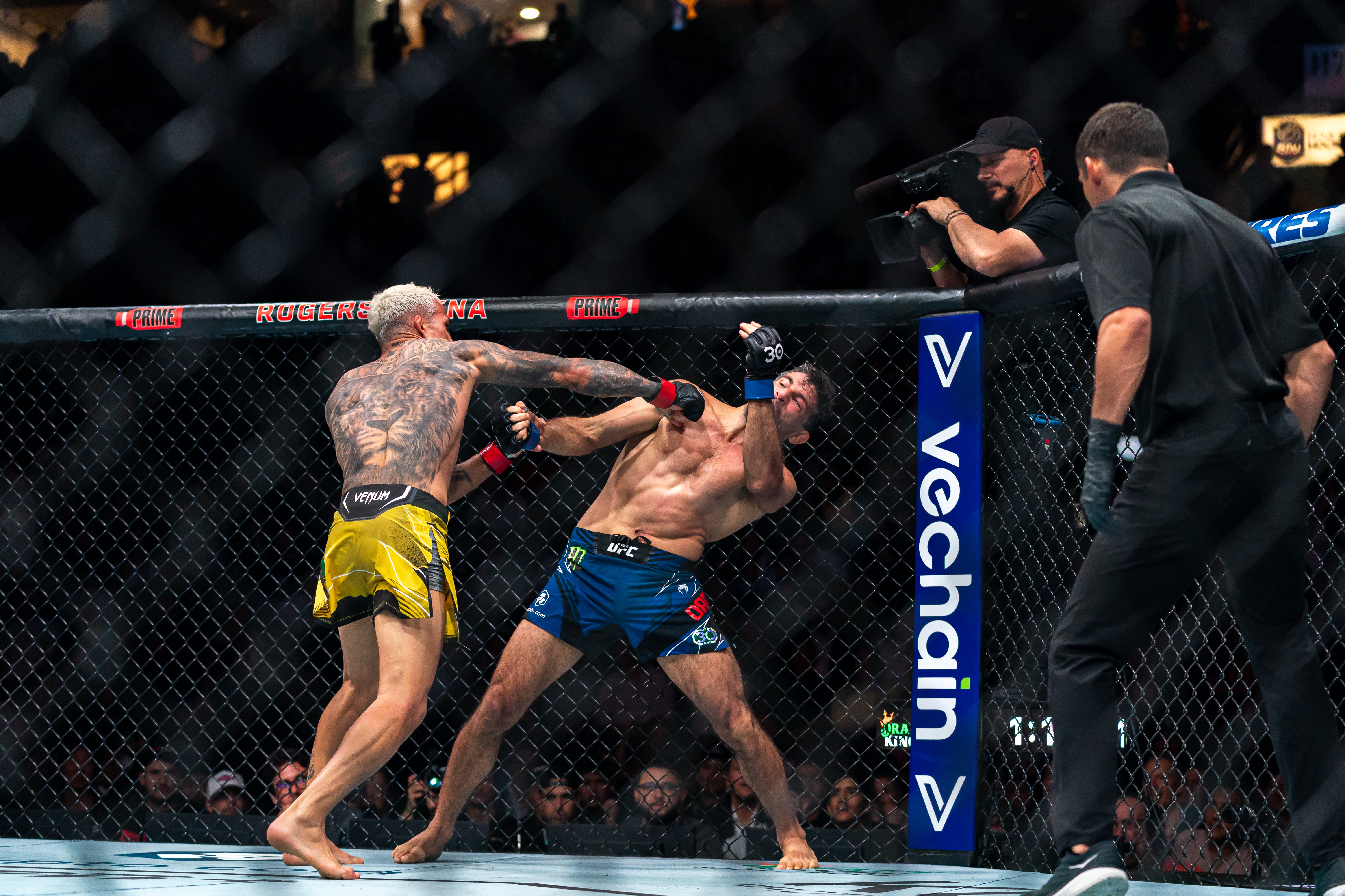 Oliveira overwhelmed Beneil Dariush in the first round to bounce back from his loss to Makhachev