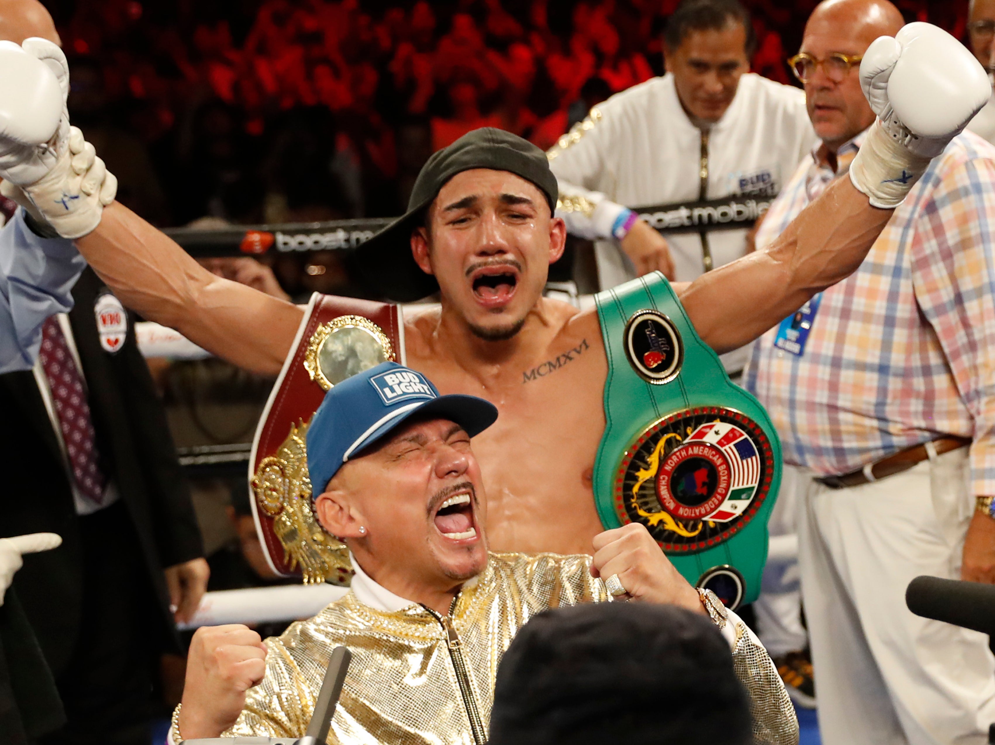 Teofimo Lopez (centre) celebrates with his father (front) in August 2022
