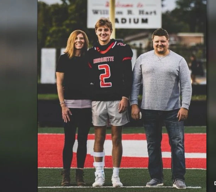 Jordan DeMay, centre, with his parents John DeMay and Jennifer Buta