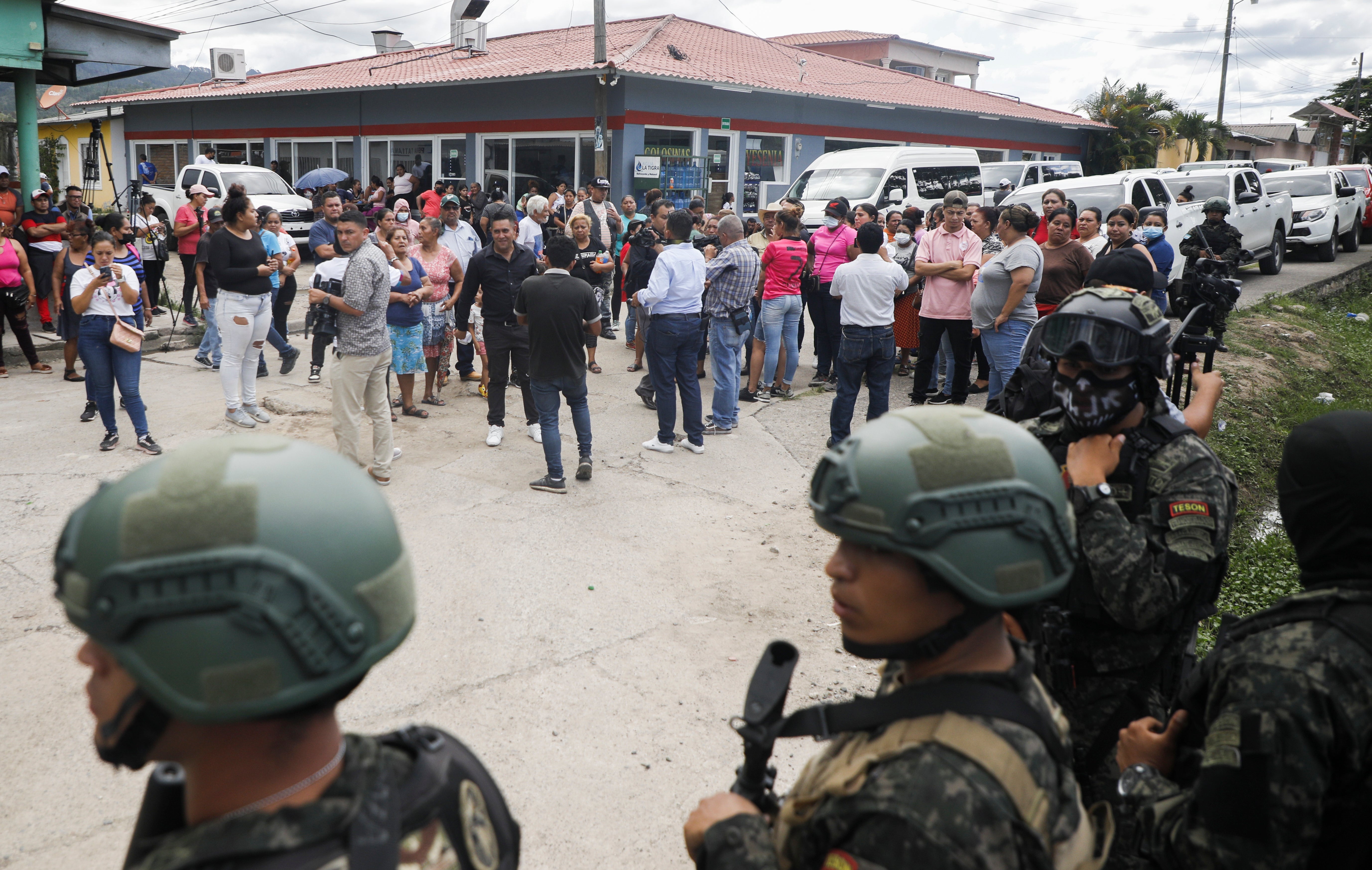 Police guard the entrance to the women's prison in Tamara, on the outskirts of Tegucigalpa, Honduras