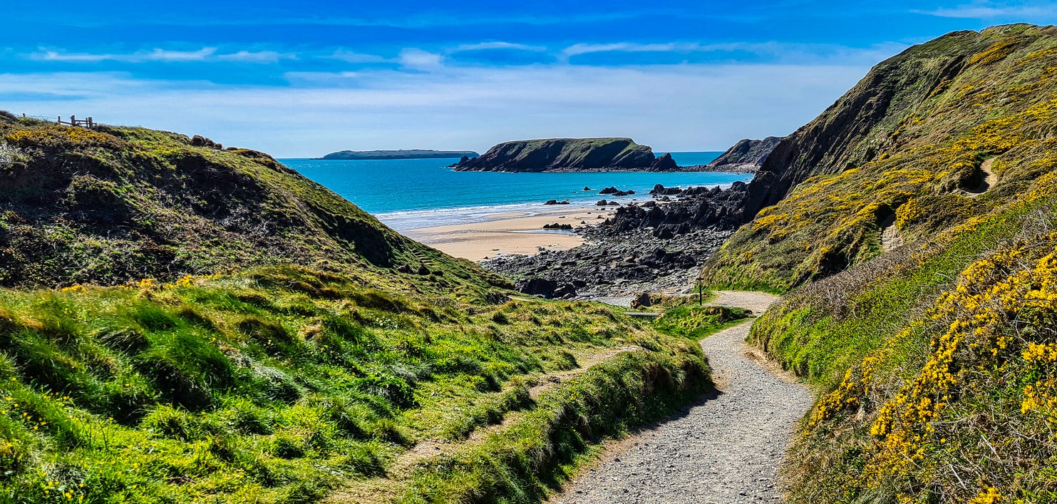 Marloes Sands gives great views of Skokholm Island and Gateholm Island