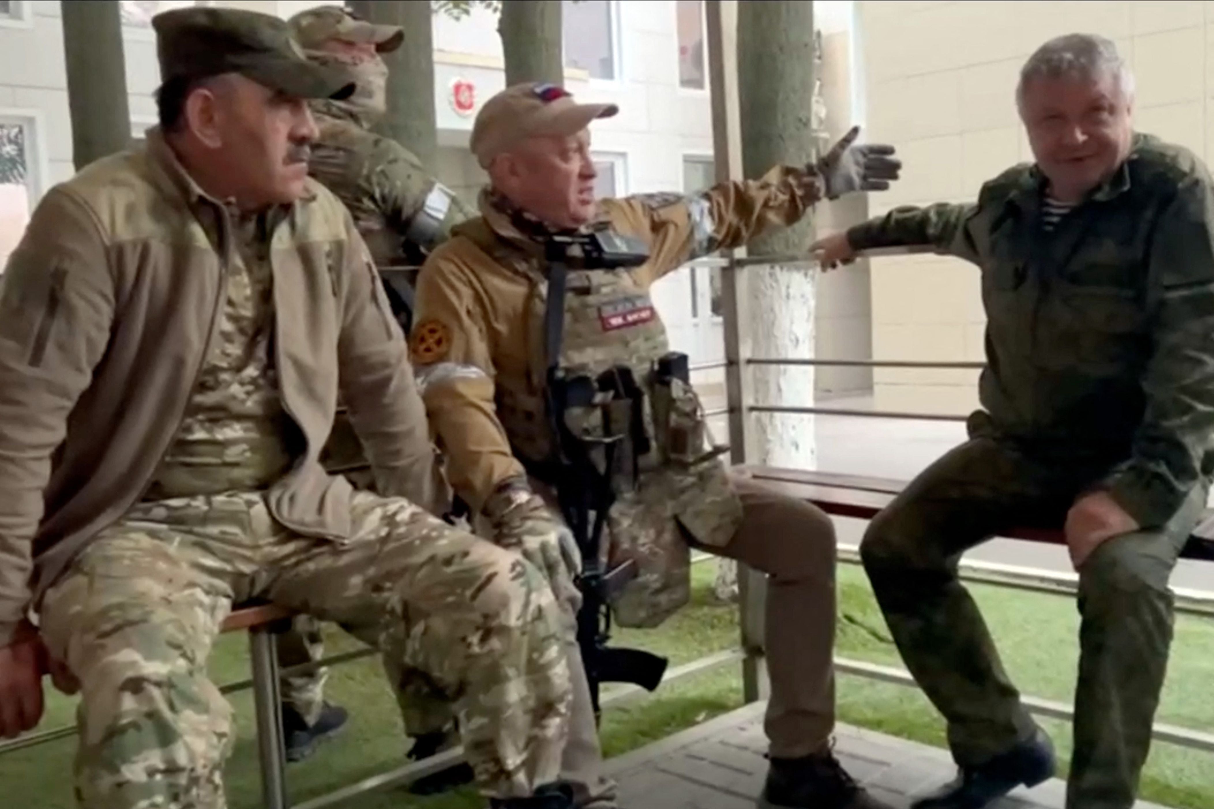 Yevgeny Prigozhin (centre) speaking with Lieutenant General Vladimir Alekseev (right) and Russian defence deputy minister Yunus-bek Yevkurov (left)