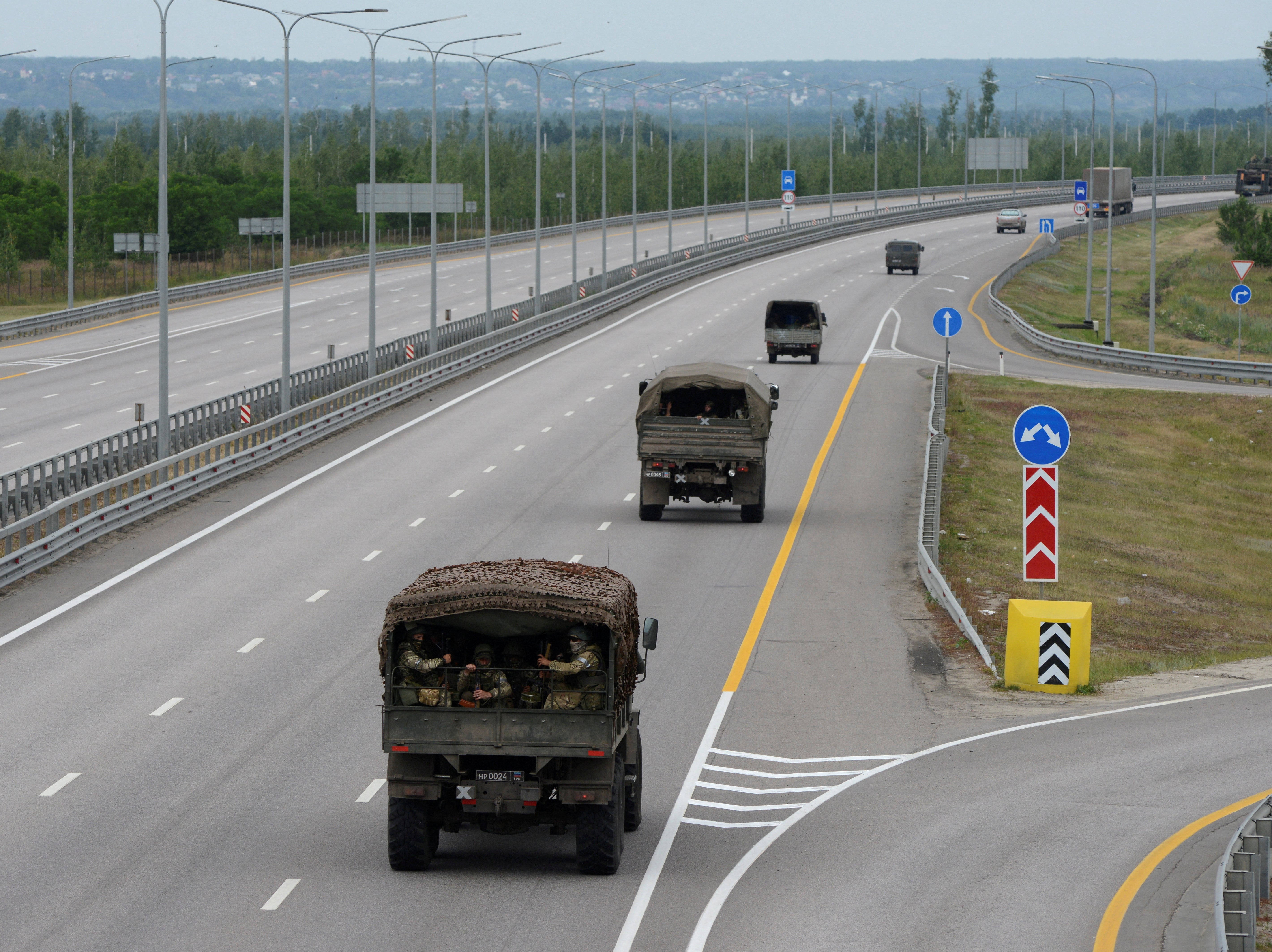 A Wagner convoy makes their way towards Moscow along the M4