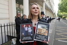 Woman who lost husband during pandemic confronts Hancock outside Covid inquiry