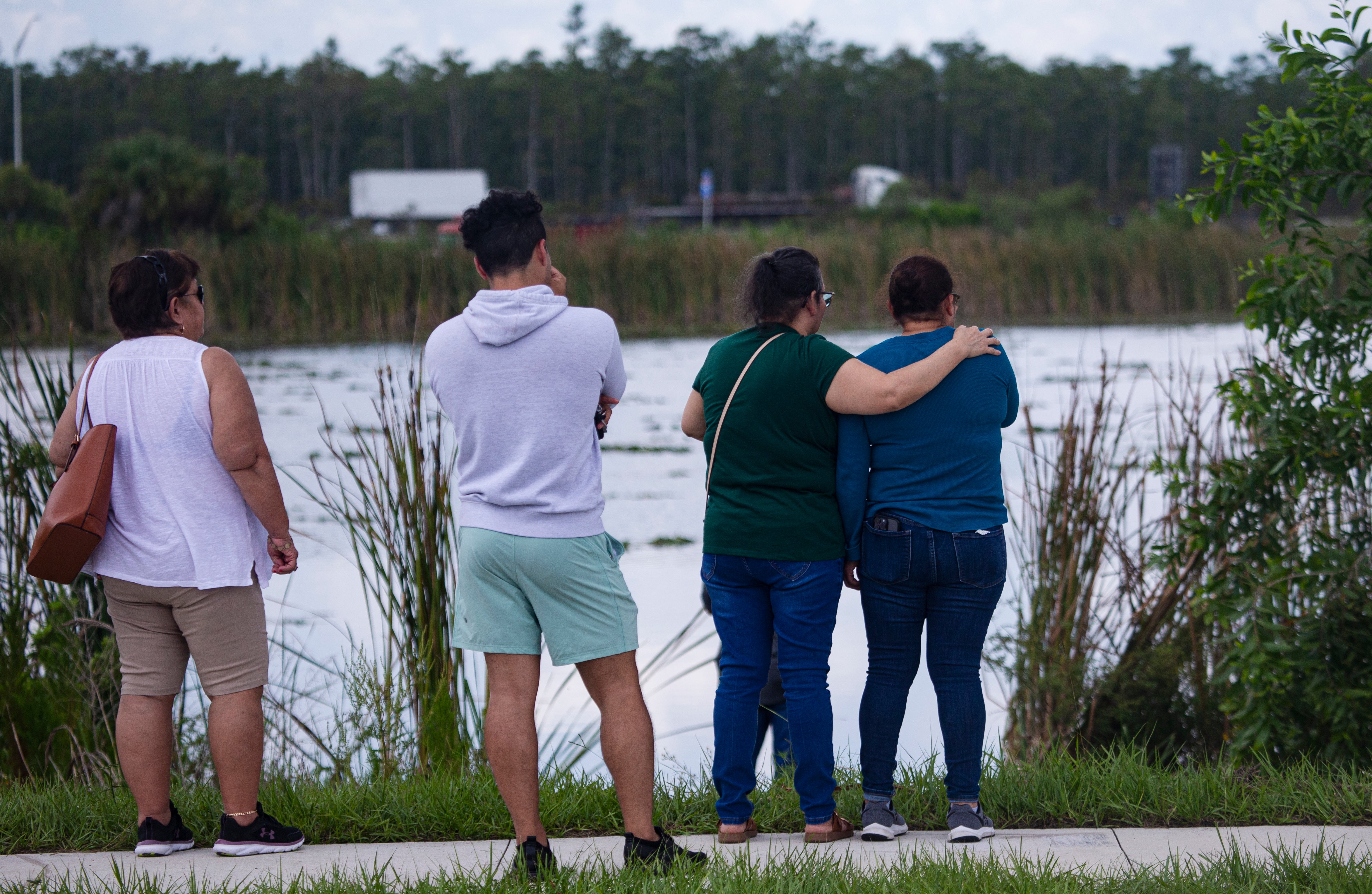 5 teens were killed in a car that swerved off a road and sank in a Florida pond