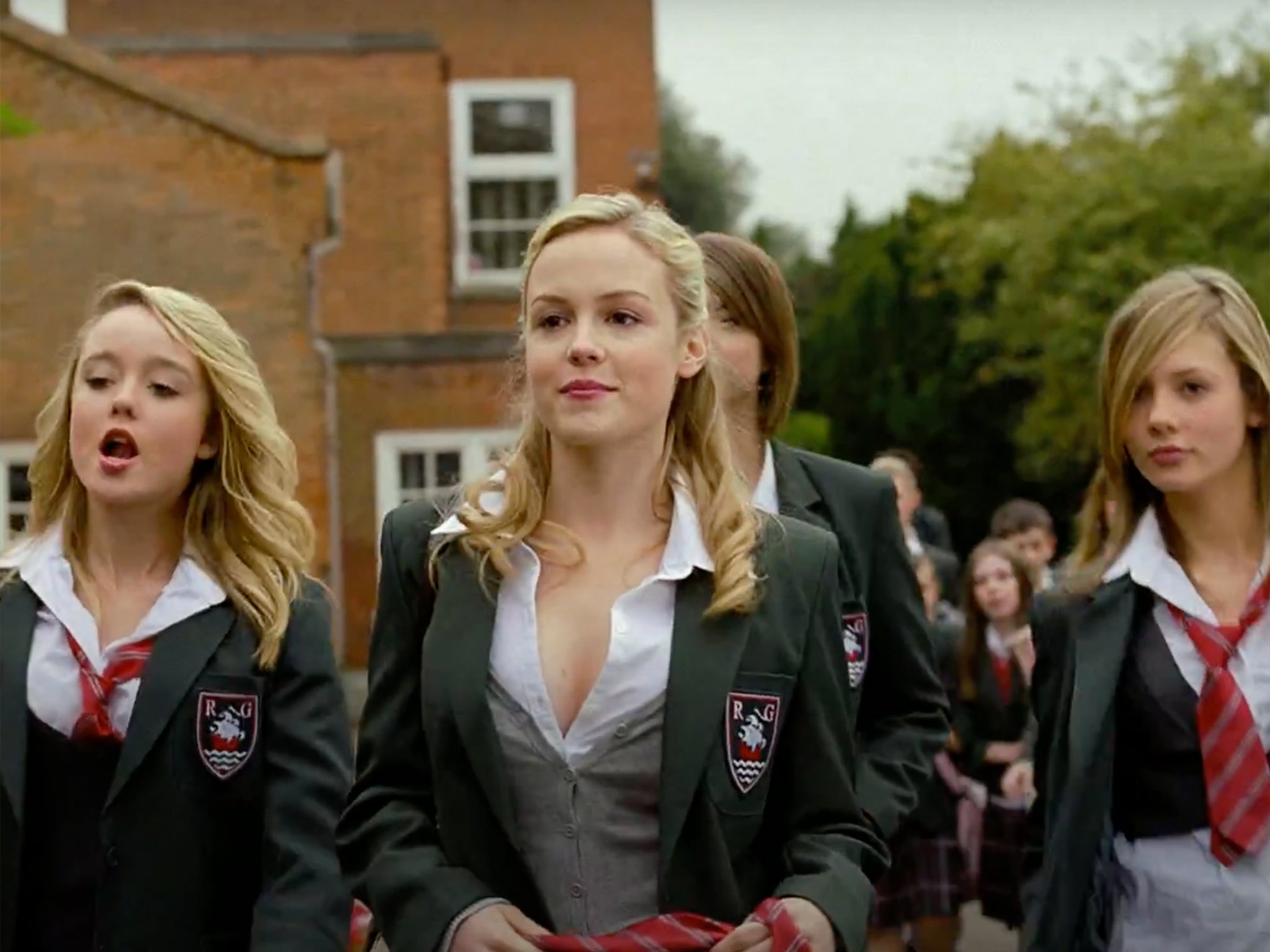 Kimberley Nixon (centre) as ‘Slaggy Lindsay’