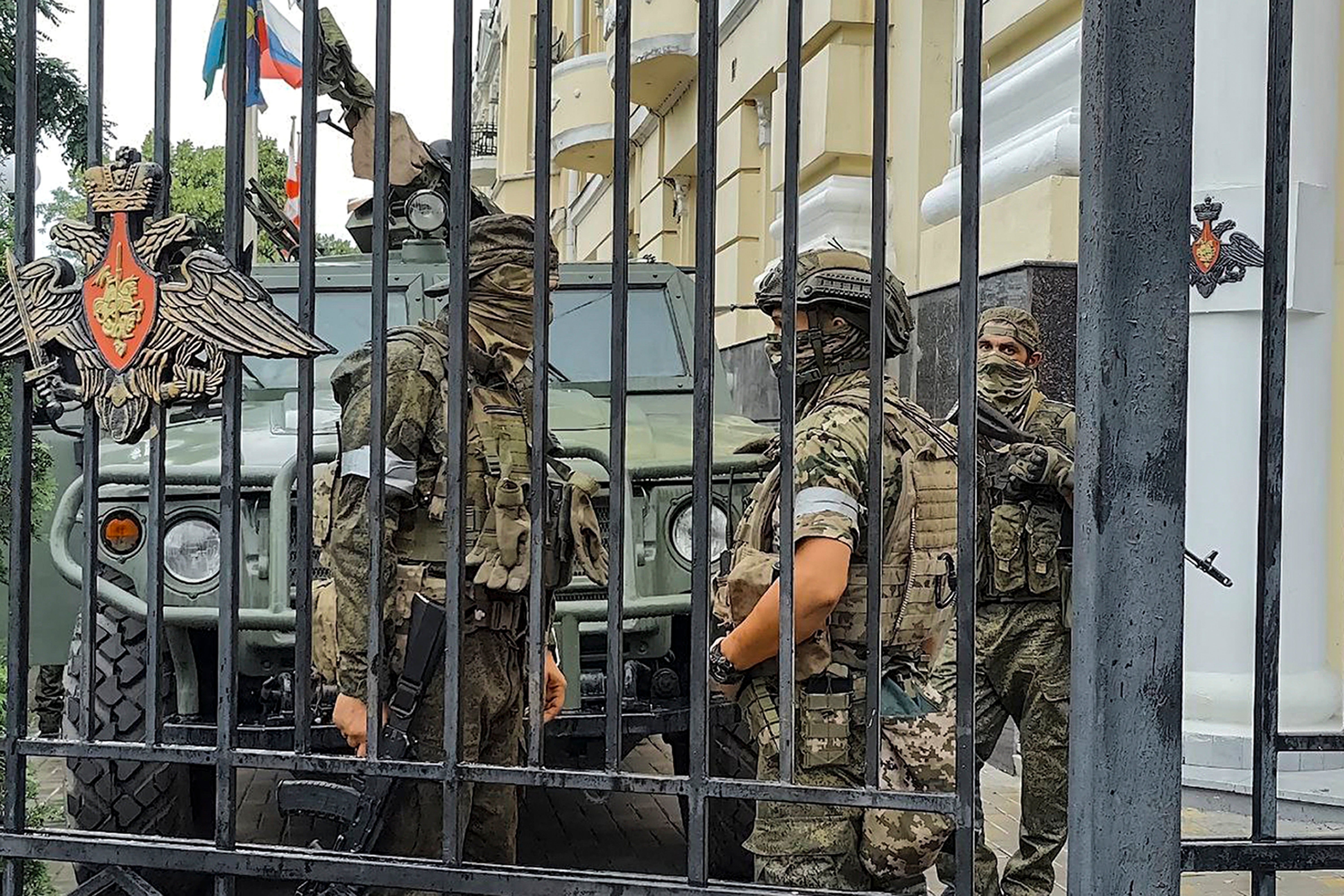 Wagner fighters outside of the Southern Military District in Rostov-on-Don