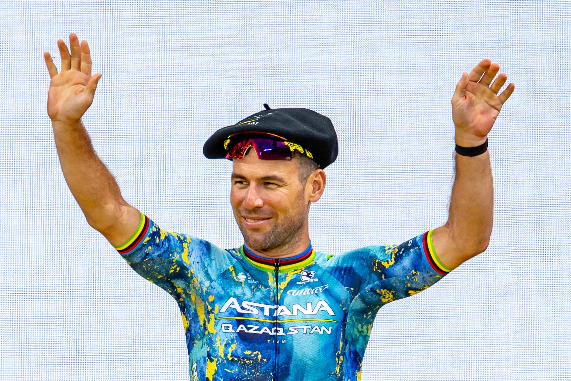 Mark Cavendish greets fans in Bilbao at the team presentation