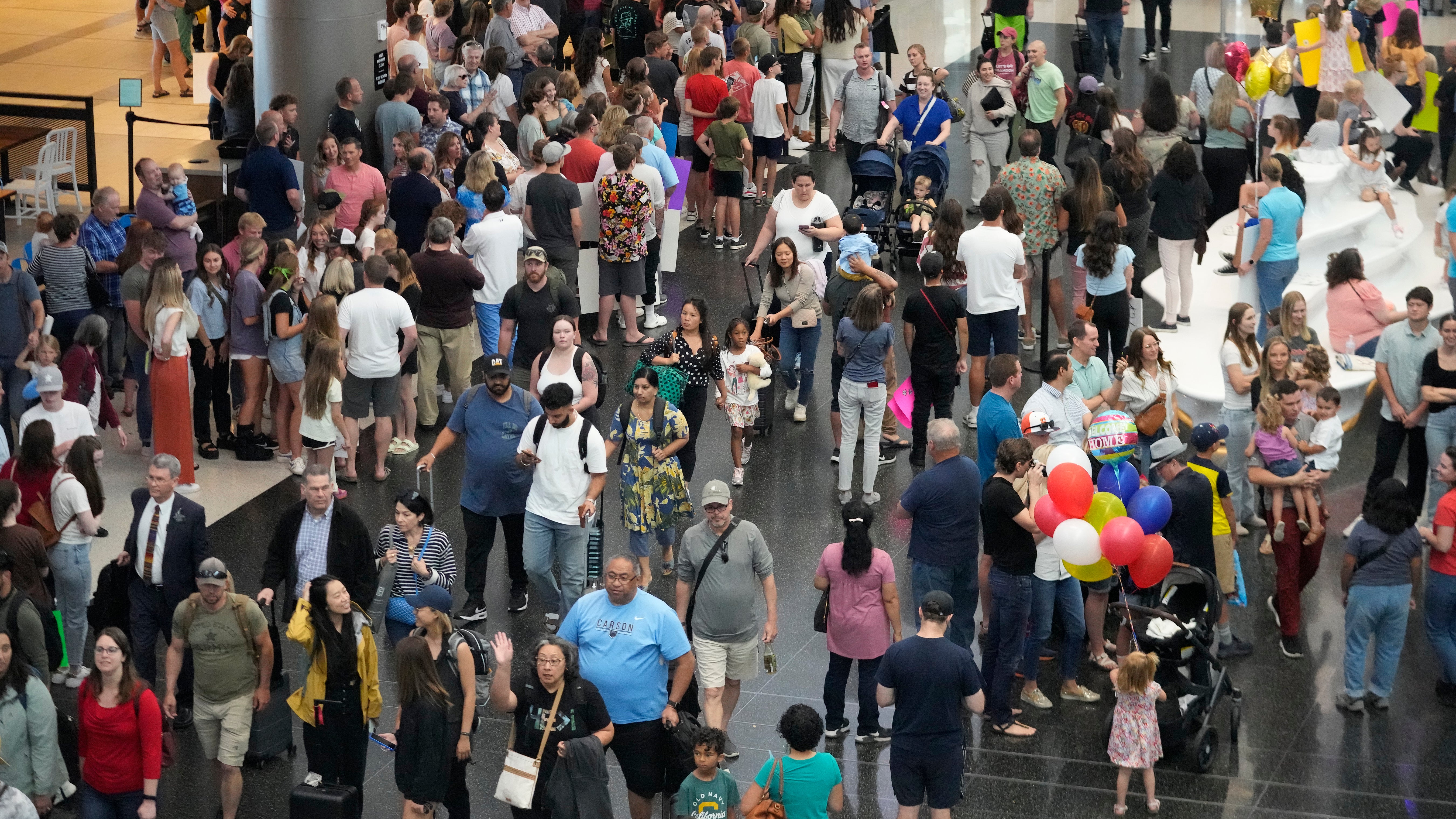 United CEO forced to apologize for taking private jet after airlines cancels hundreds of flights