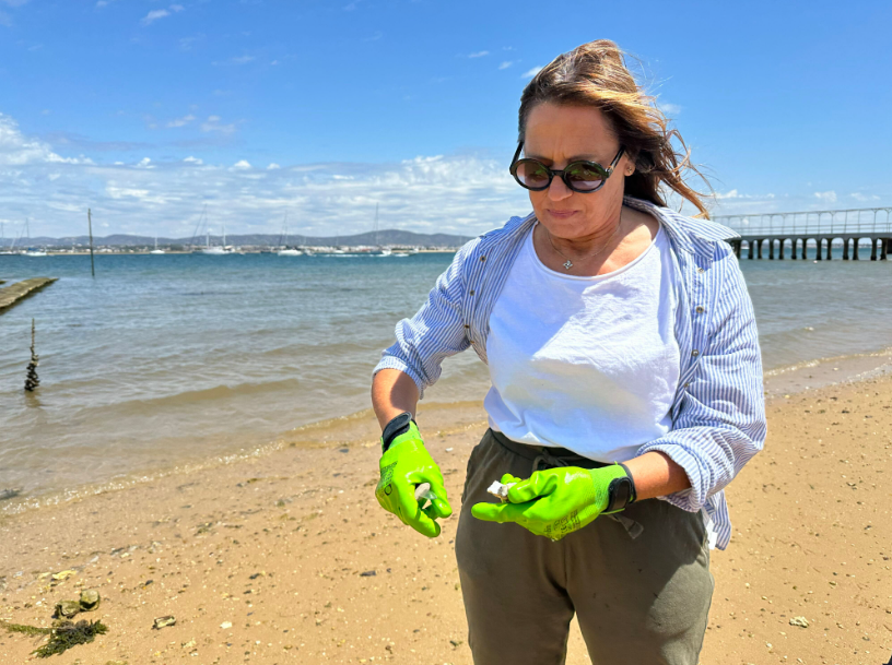 Silvia shucks fresh oysters on Culatra