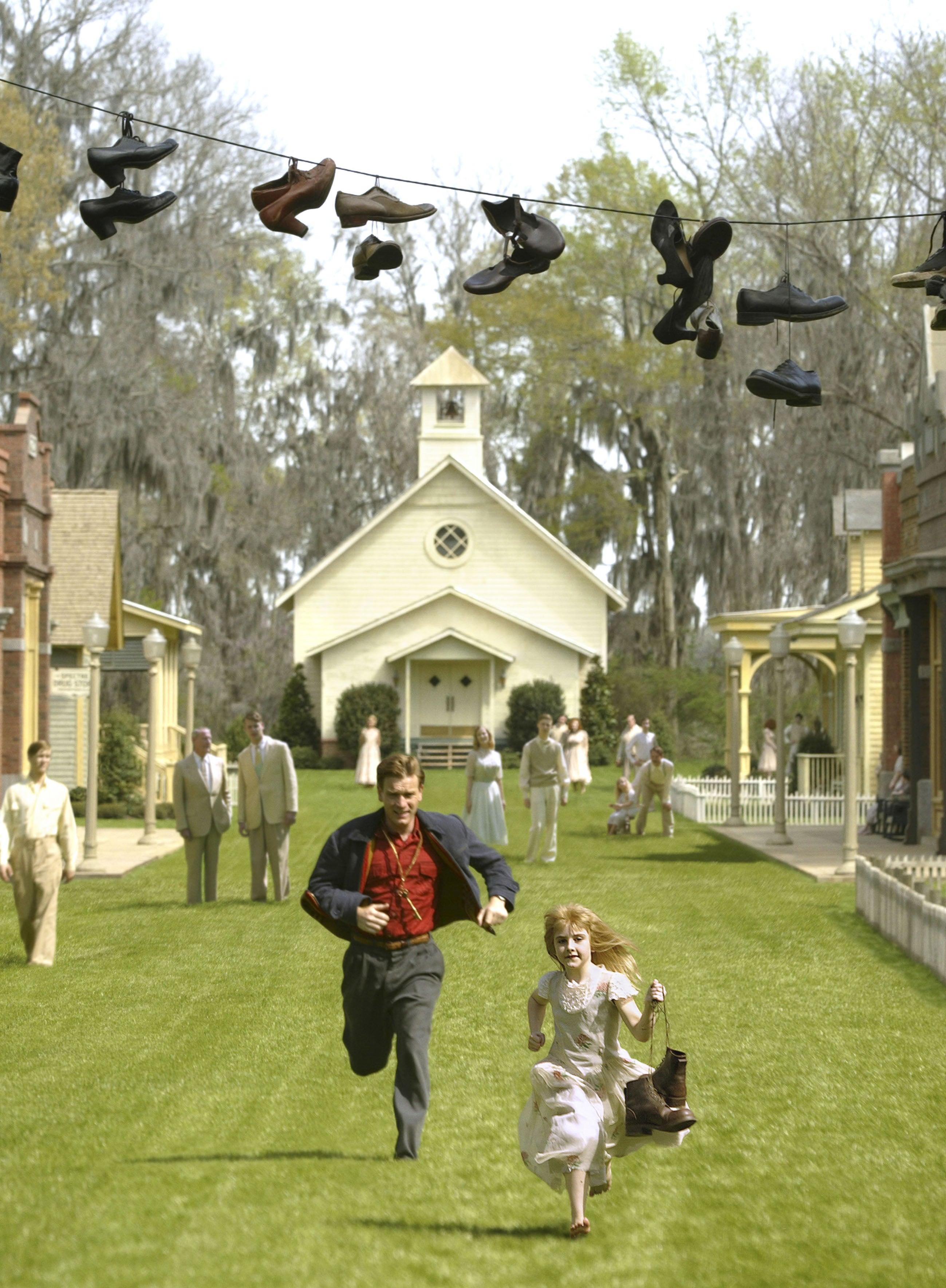 Ewan McGregor and Hailey Anne Nelson in the fictional town in ‘Big Fish’