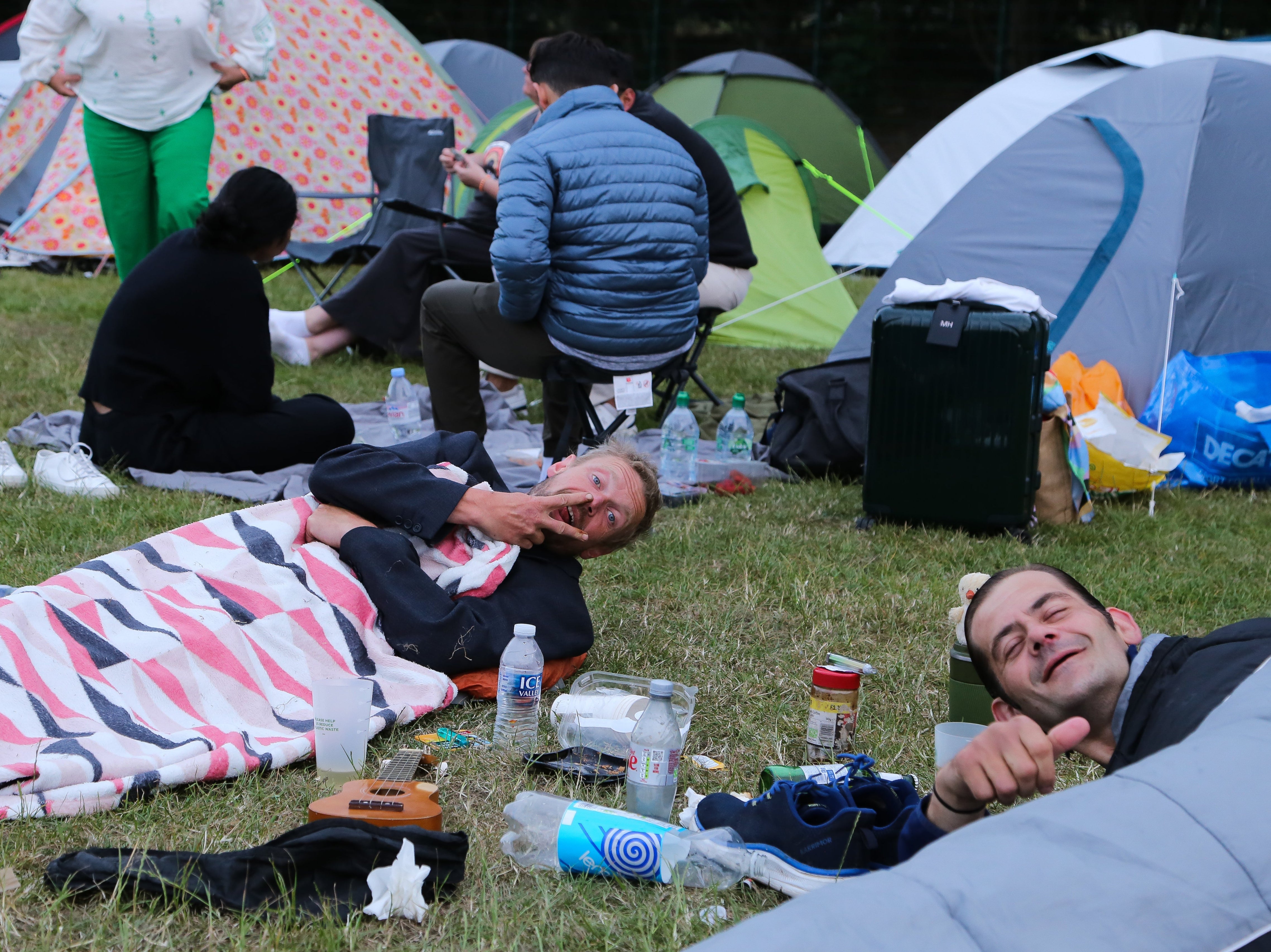 Wimbledon ticket hopefuls keeping themselves entertained