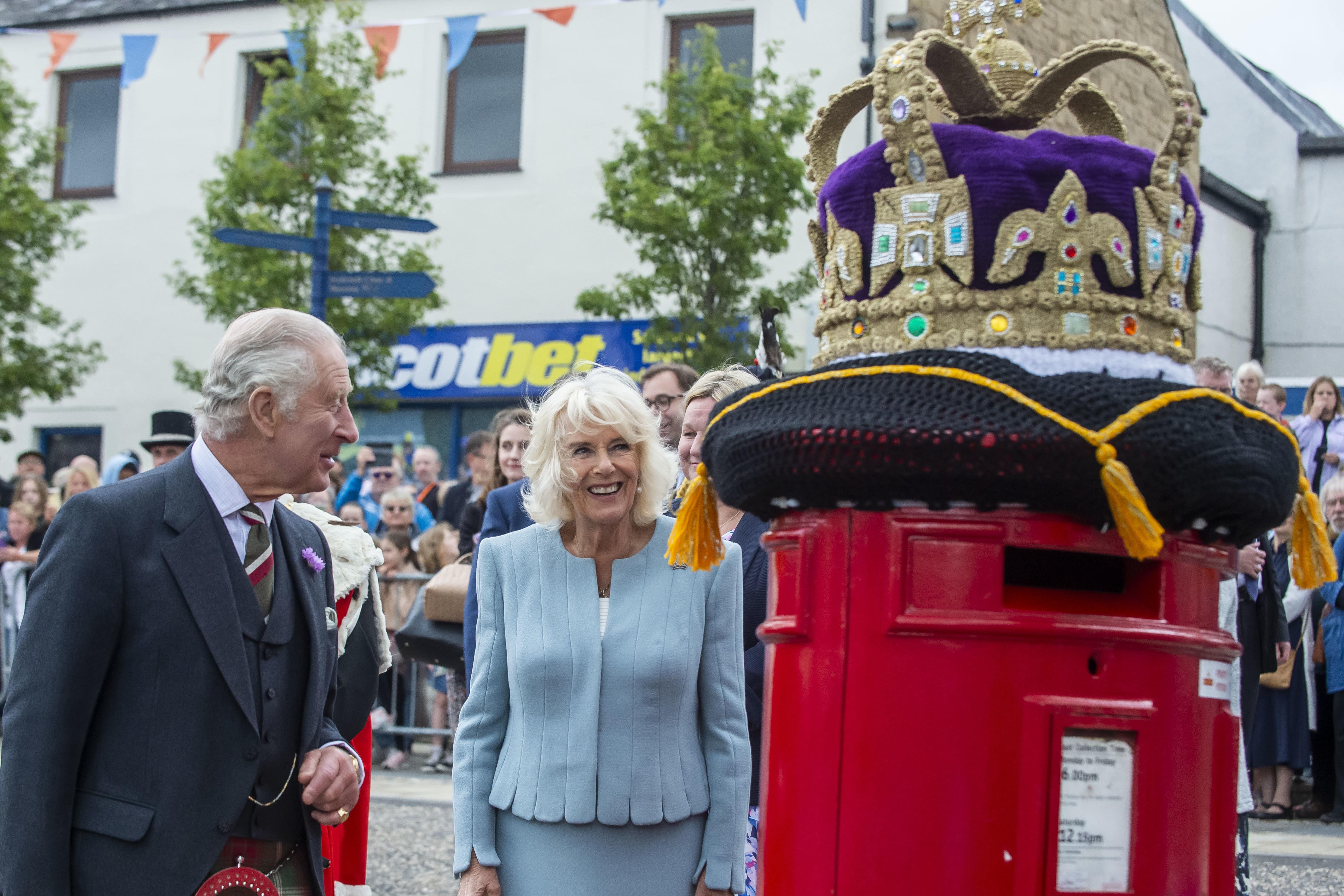 Charles and Camilla view a crochet mailbox topper during a tour of the market square in Selkirk (Lisa Ferguson/PA)