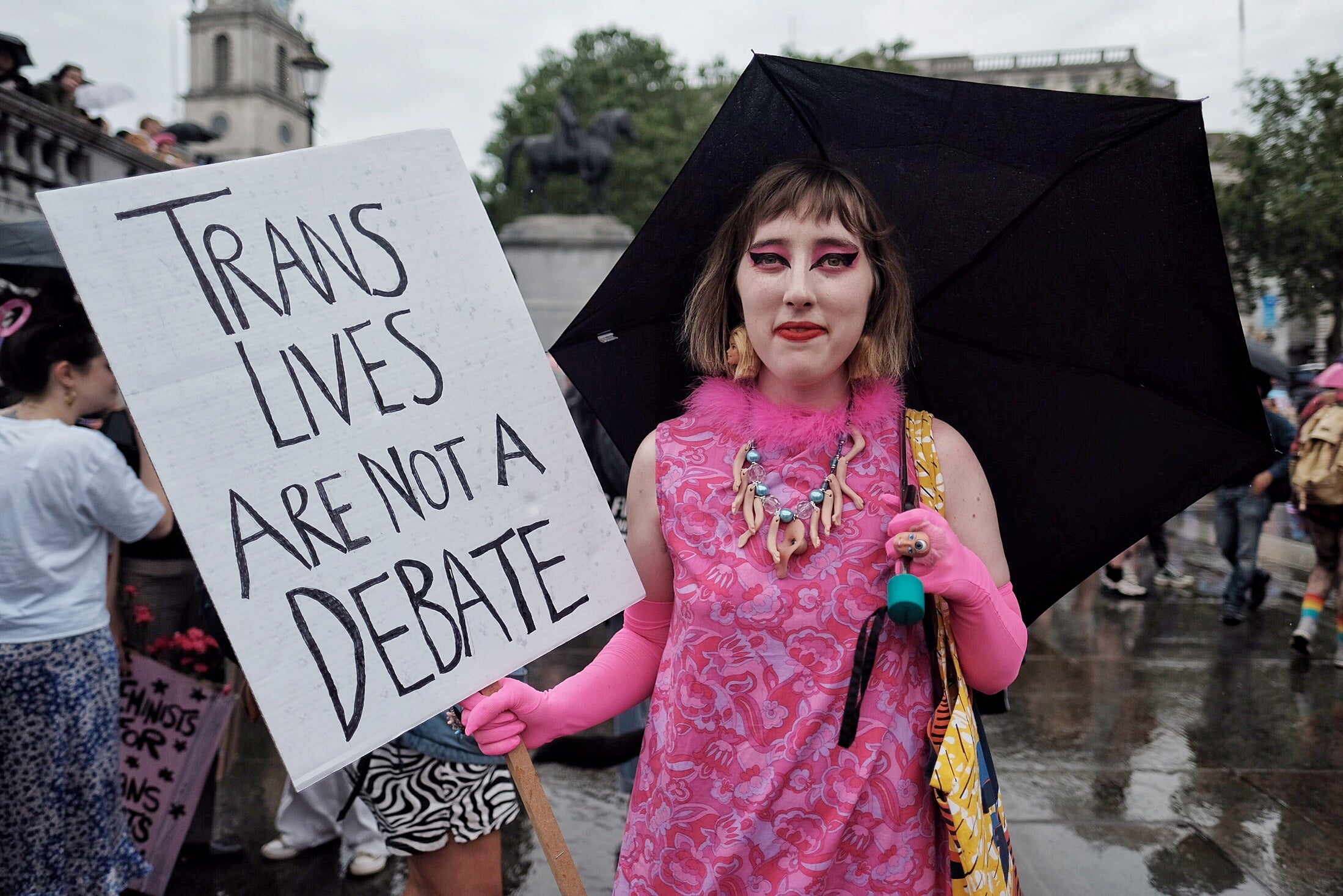 A glamorous attendee in Trafalgar Square