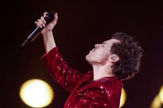 Harry Styles struck in the face by object during Vienna concert
