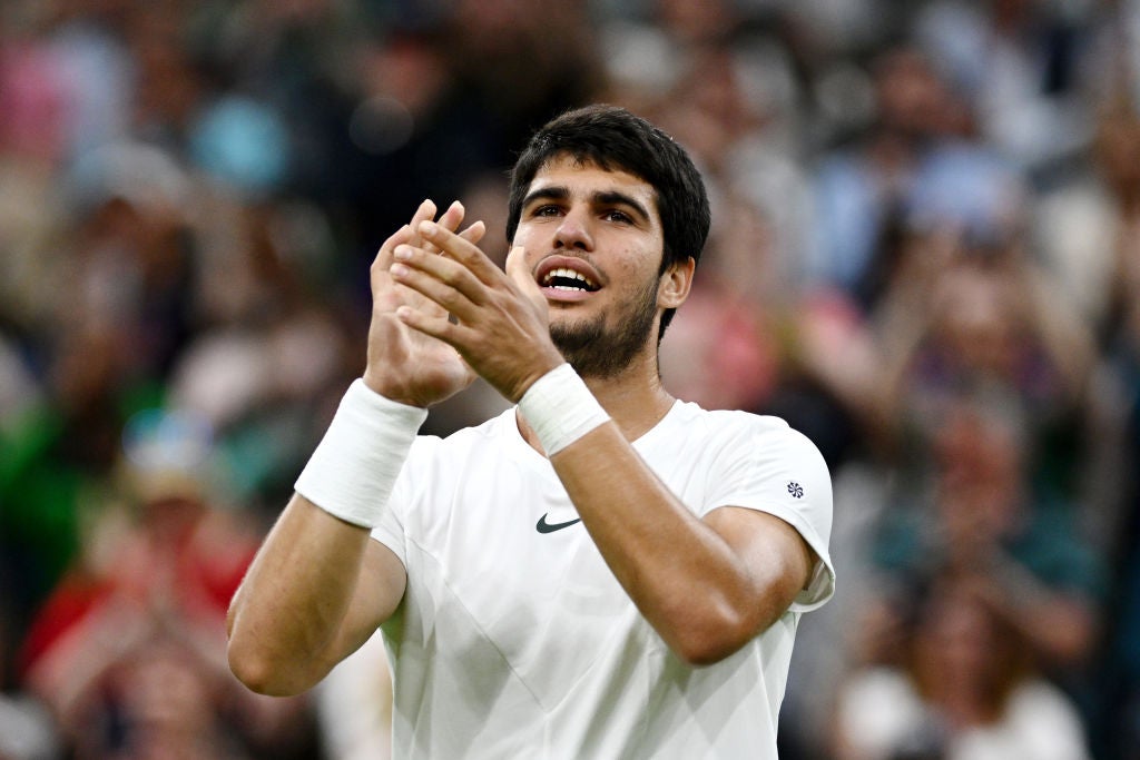 Alcaraz applauds the Centre Court spectators