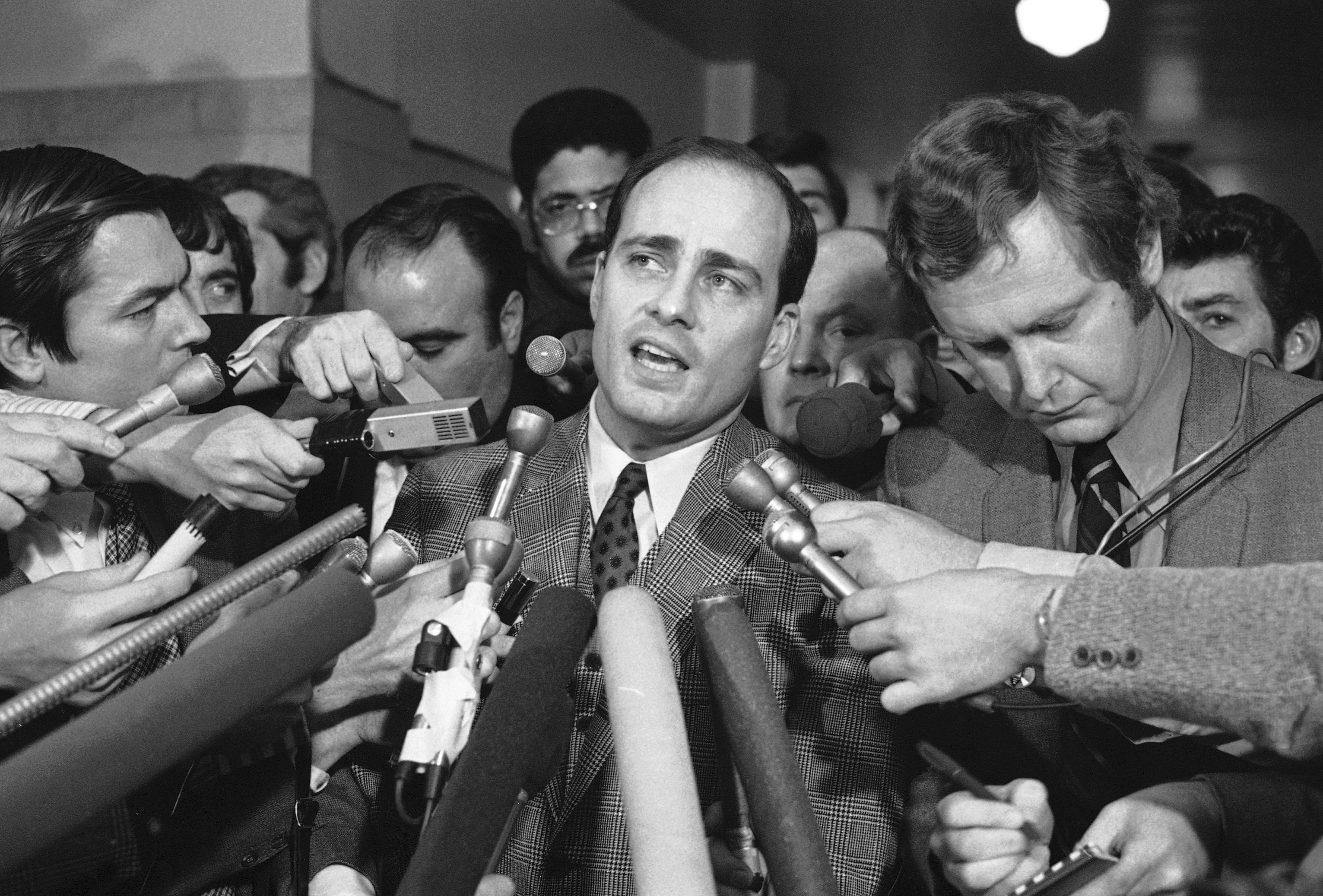 Charles Manson trial chief prosecutor Vincent Bugliosi talks with reporters outside a Los Angeles courtroom on 26 Jan 1971