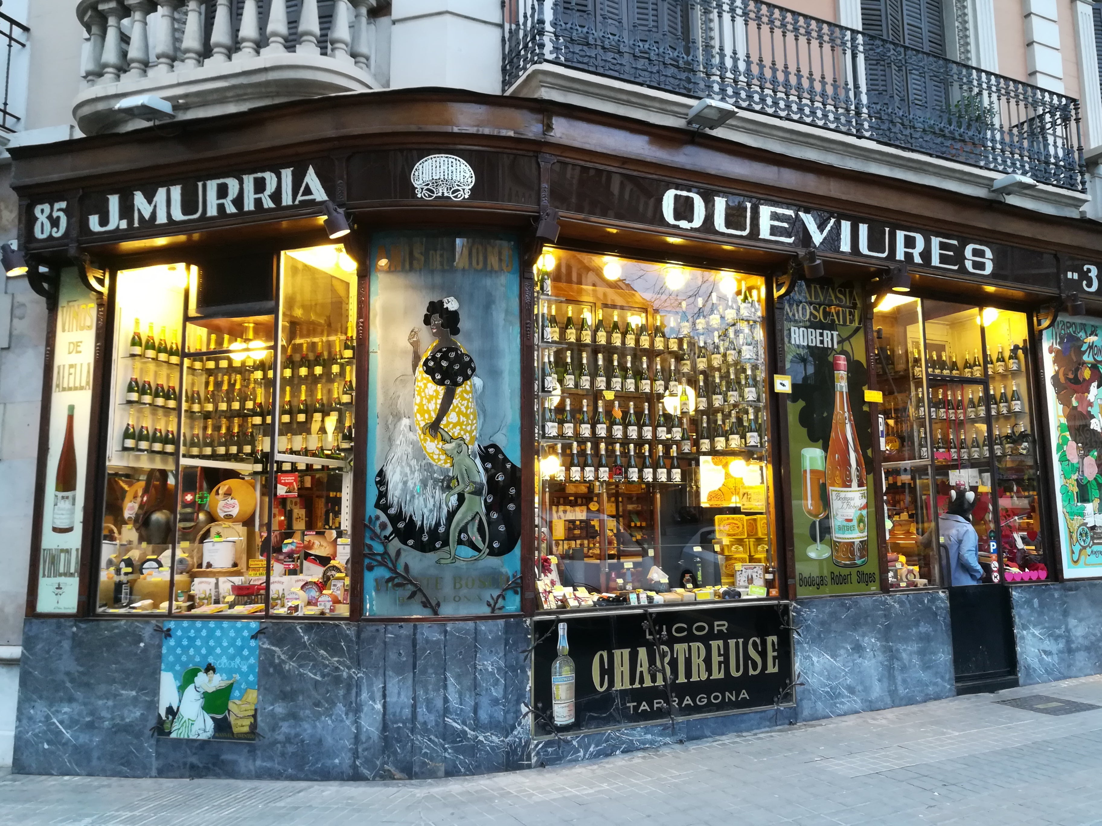 Queviures Múrria’s Modernista exterior