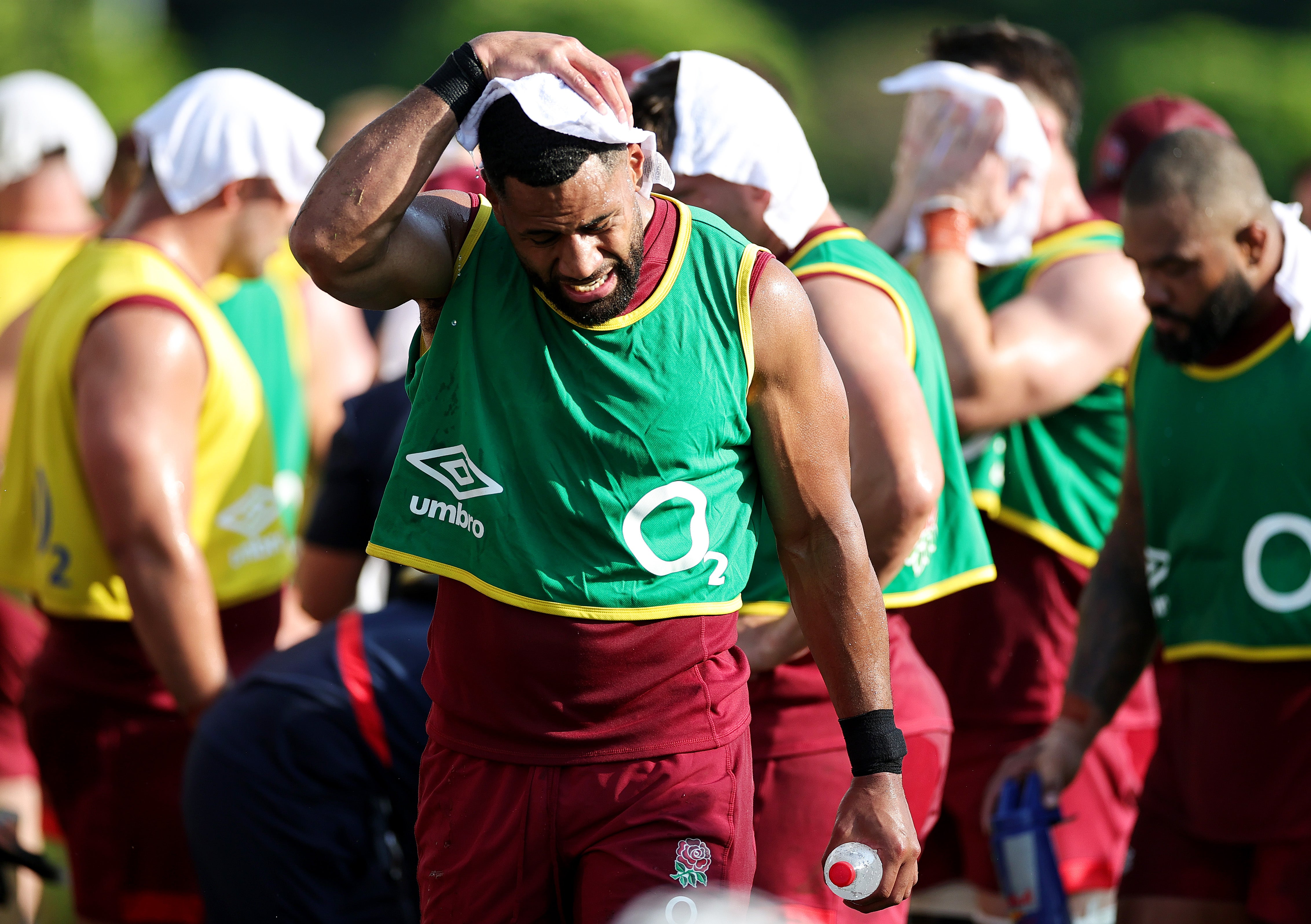 Joe Cokanasiga cools off with a wet towel at the Payanini Centre in Verona