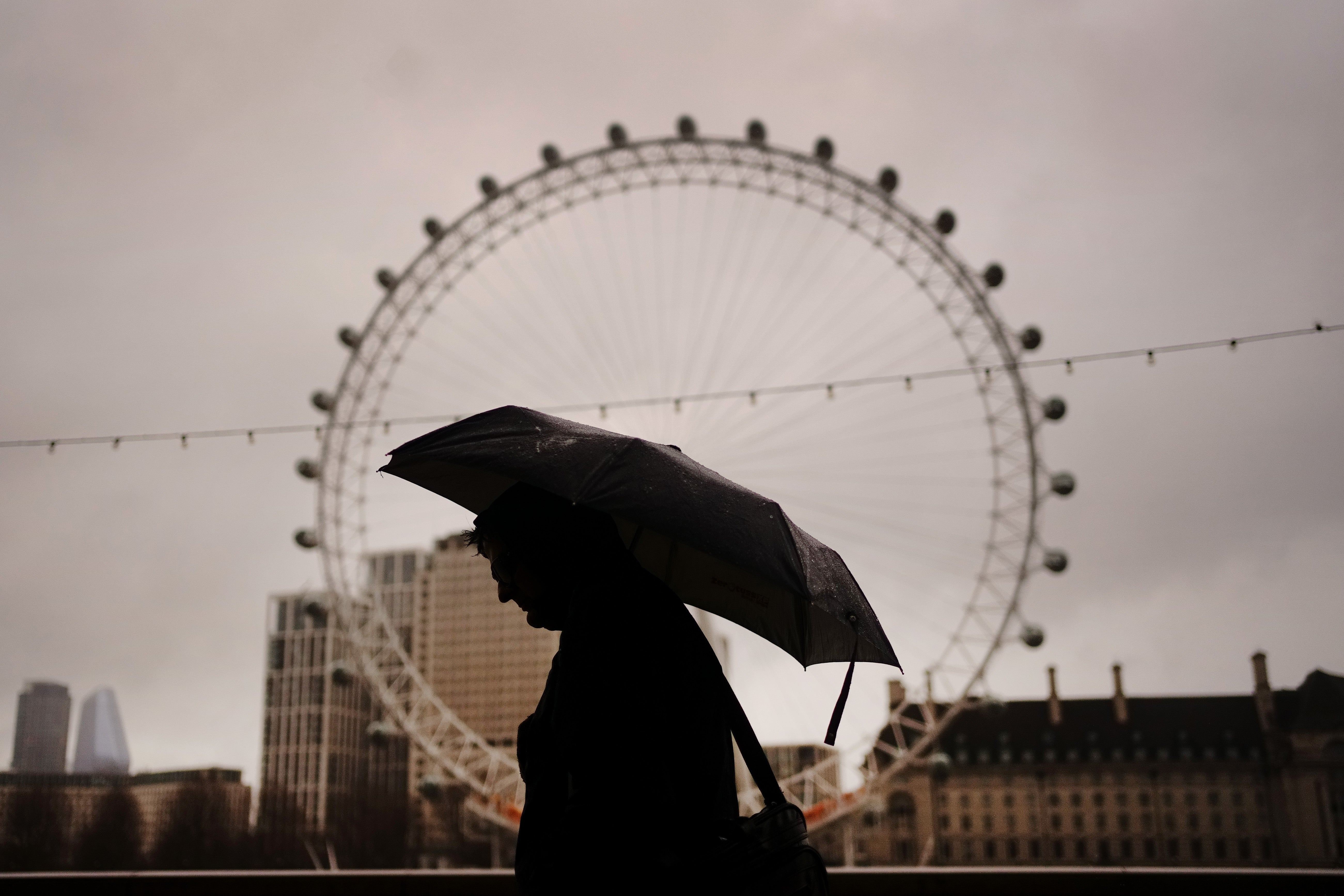 The beginning of the weekend will also see showers and a risk of thunder