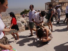 Acropolis’ midday closure leaves many tourists in the lurch as a heatwave lashes southern Europe