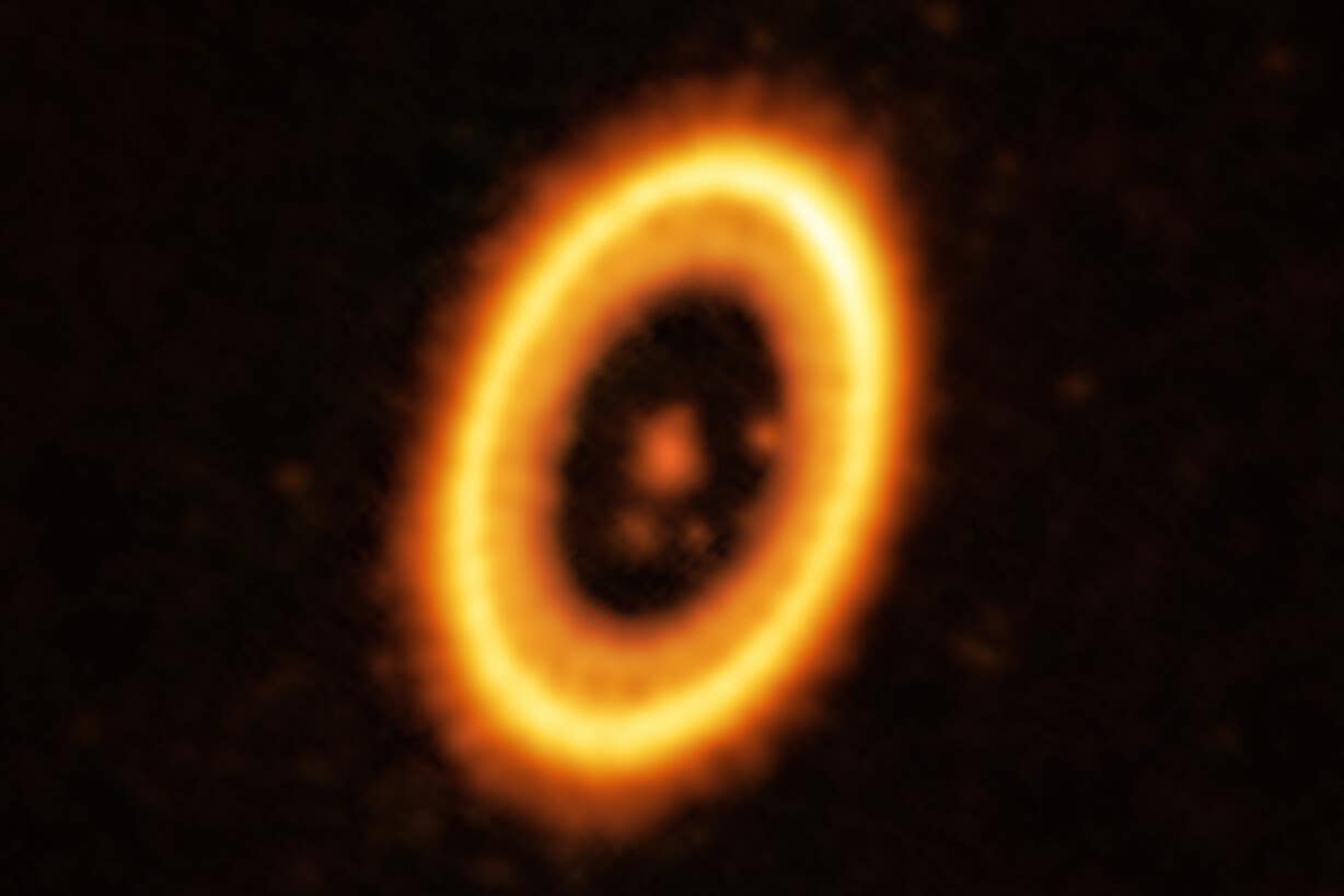 A planet and its Trojan orbiting a star in the PDS 70 system (ALMA/ESO/NAOJ/NRAO/Balsalobre-Ruza et al.)