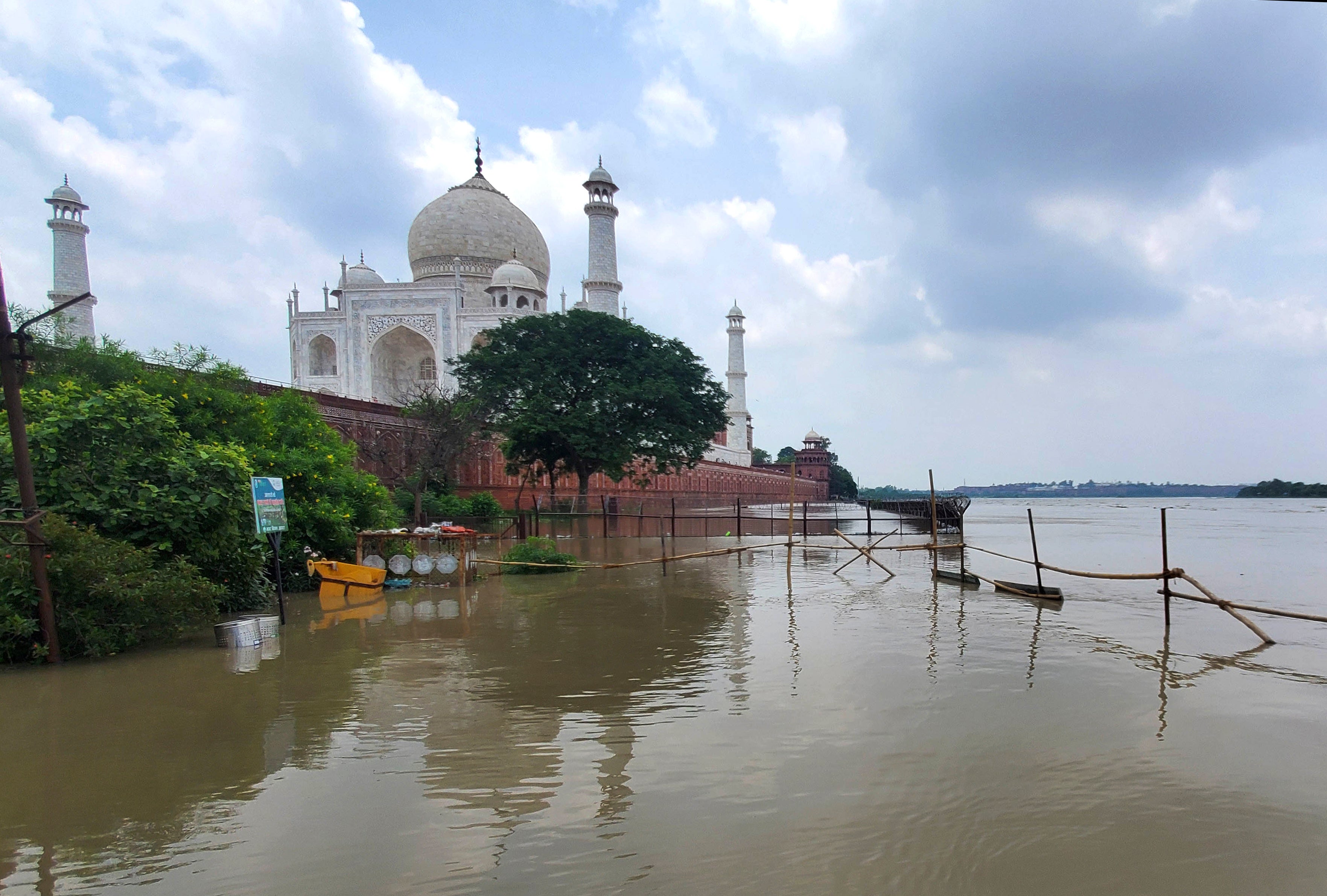 CORRECTION India Monsoon Floods Taj Mahal
