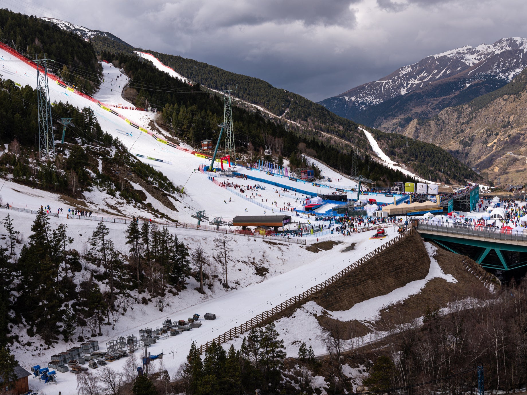 This ski centre has an altitude of 1800m and 210km of terrain