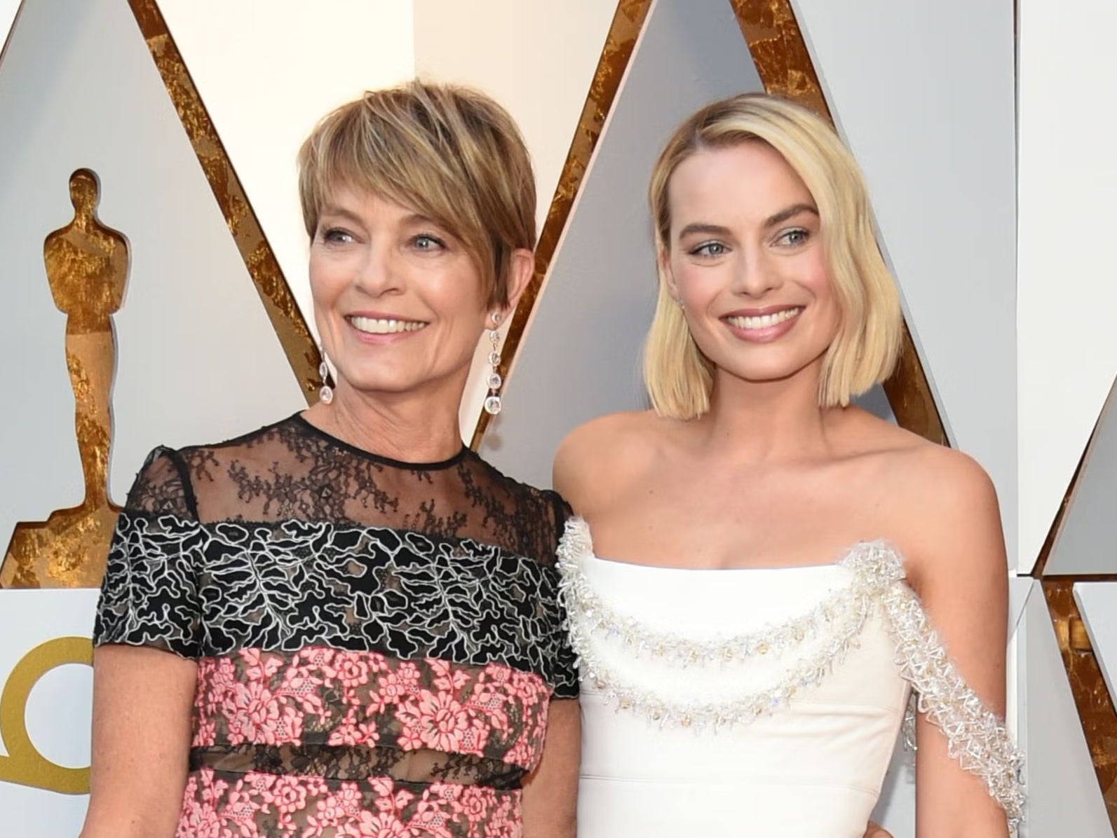 Margot Robbie and her mother Sarie Kessler (L)