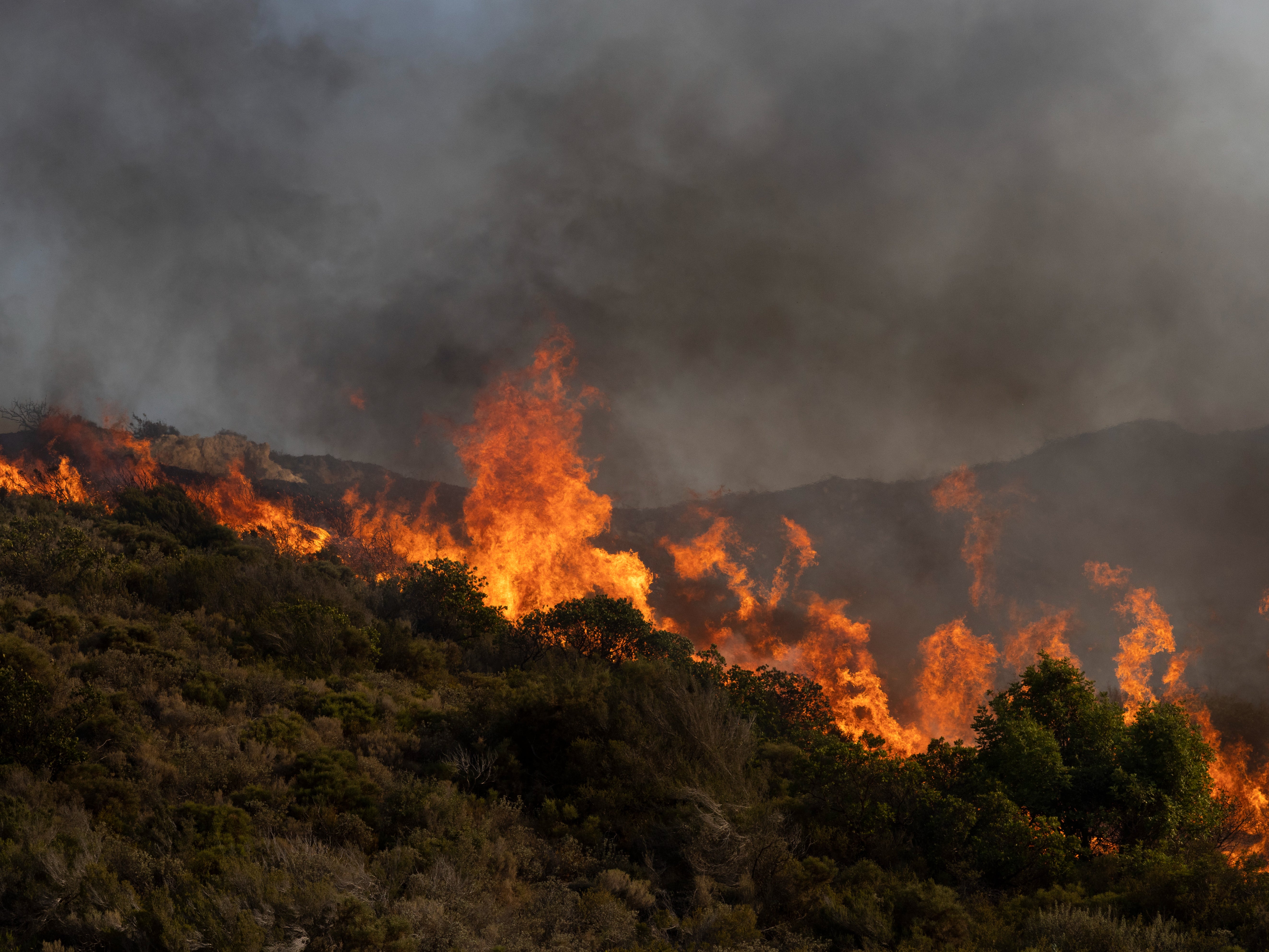 Fires engulf holiday resorts on Rhodes