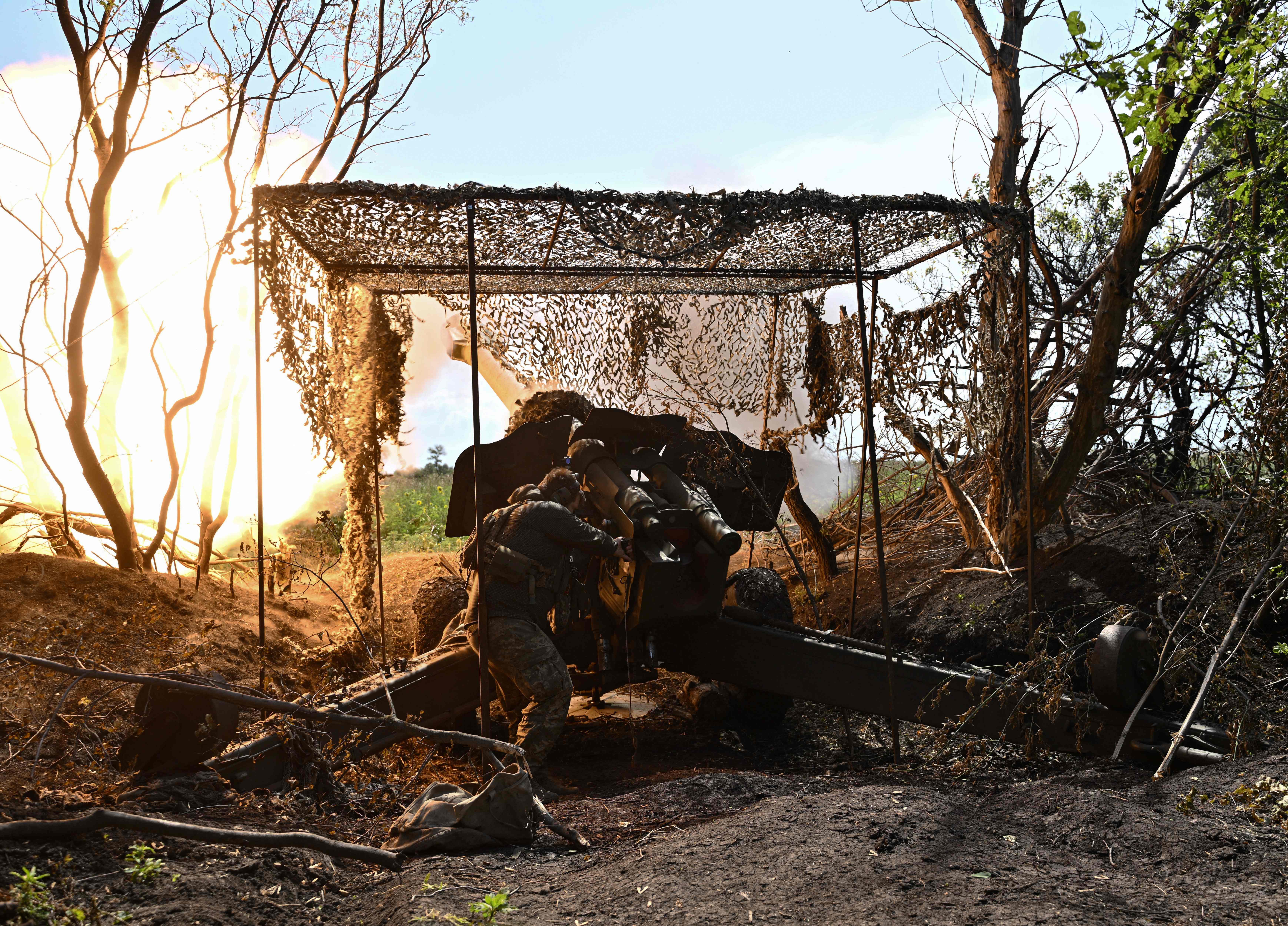 Ukranian artillery troops on the front lines near Bakhmut