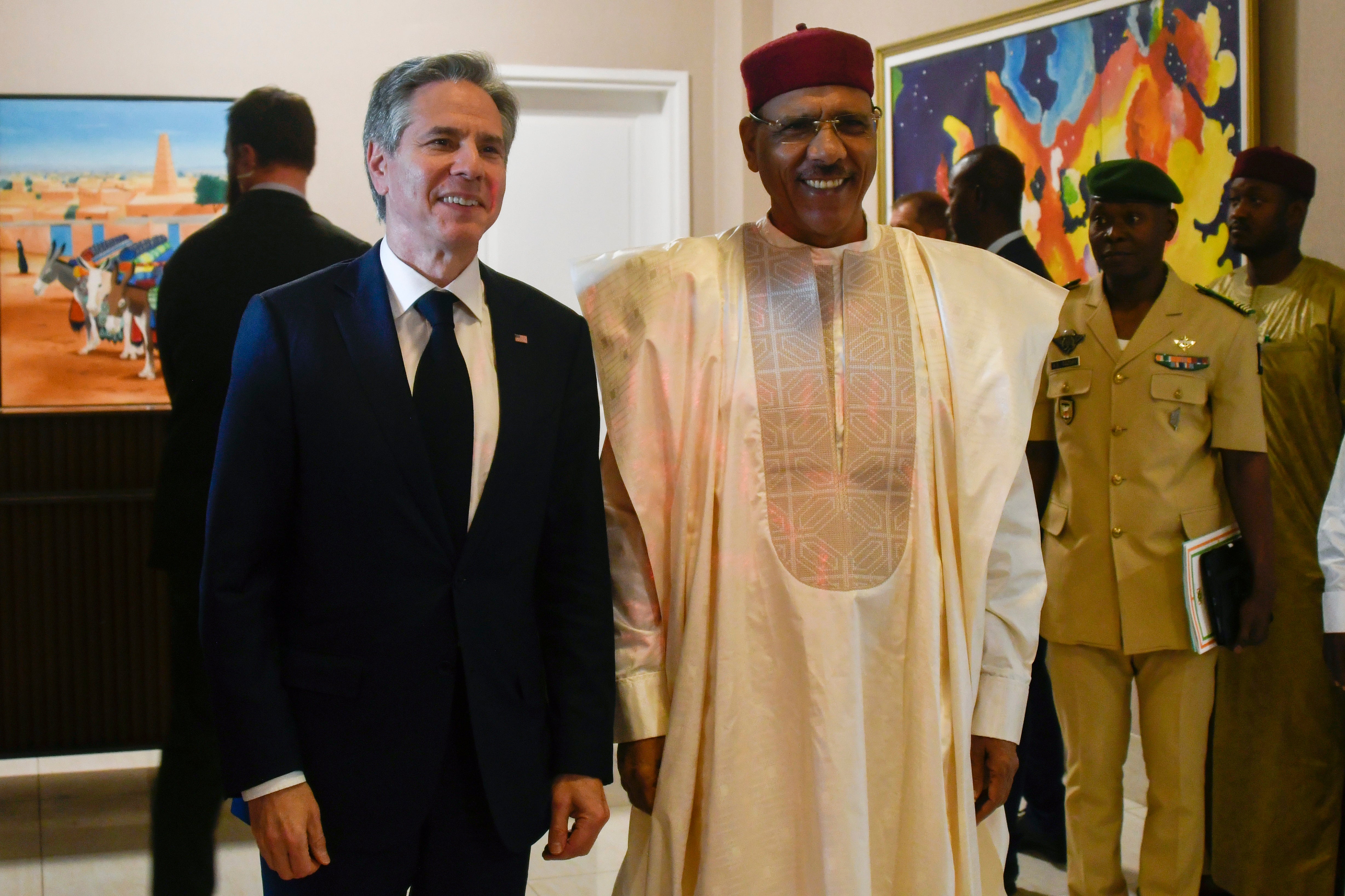 US Secretary of State Antony Blinken (L) pictured President Mohamed Bazoum during their meeting at the presidential palace in Niamey, Niger on 16 March 2023