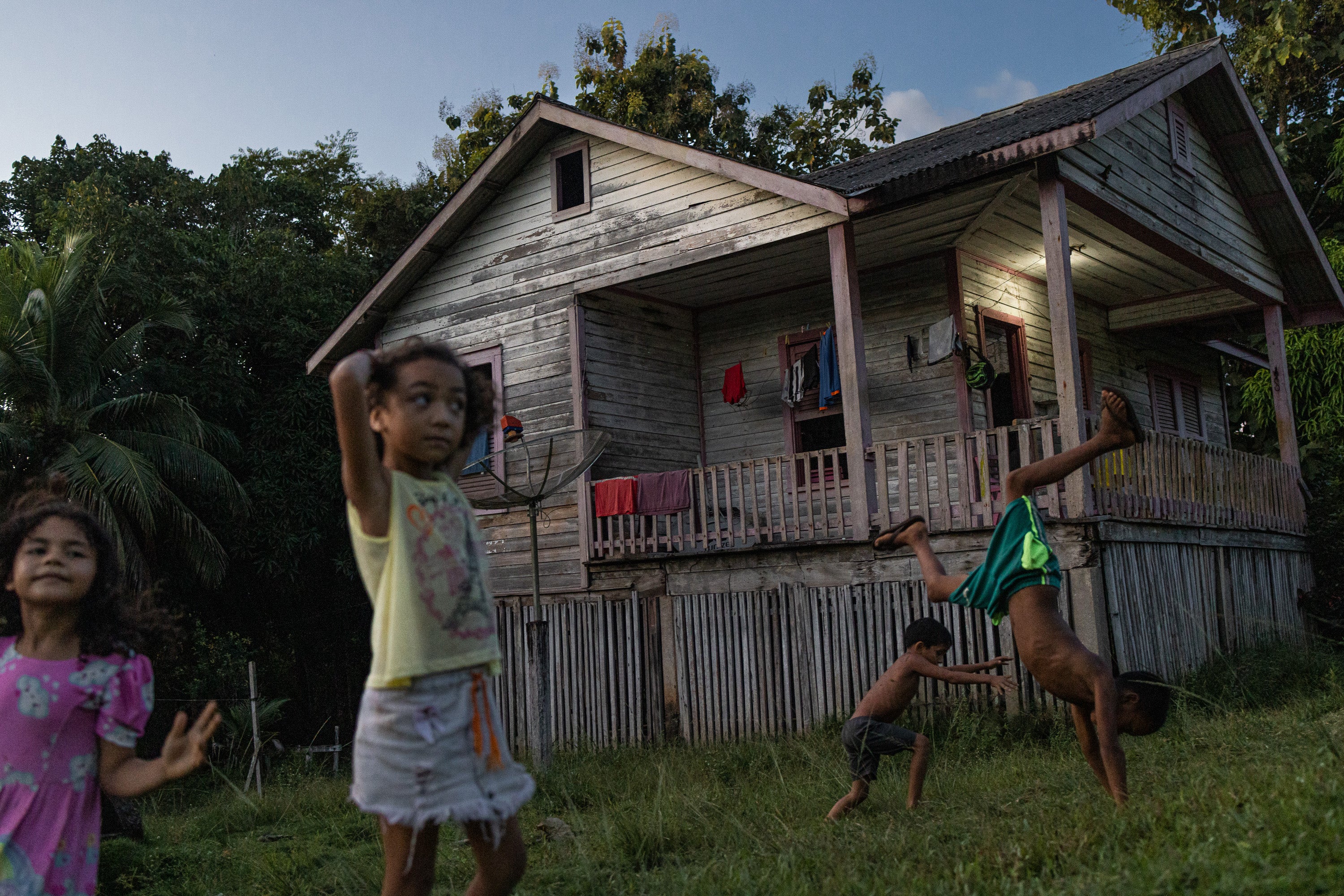 Children play in the Prainha neighborhood. Humble workers’ dwellings built as part of the Fordlândia project remain standing and today house hundreds of families in the Brazilian town