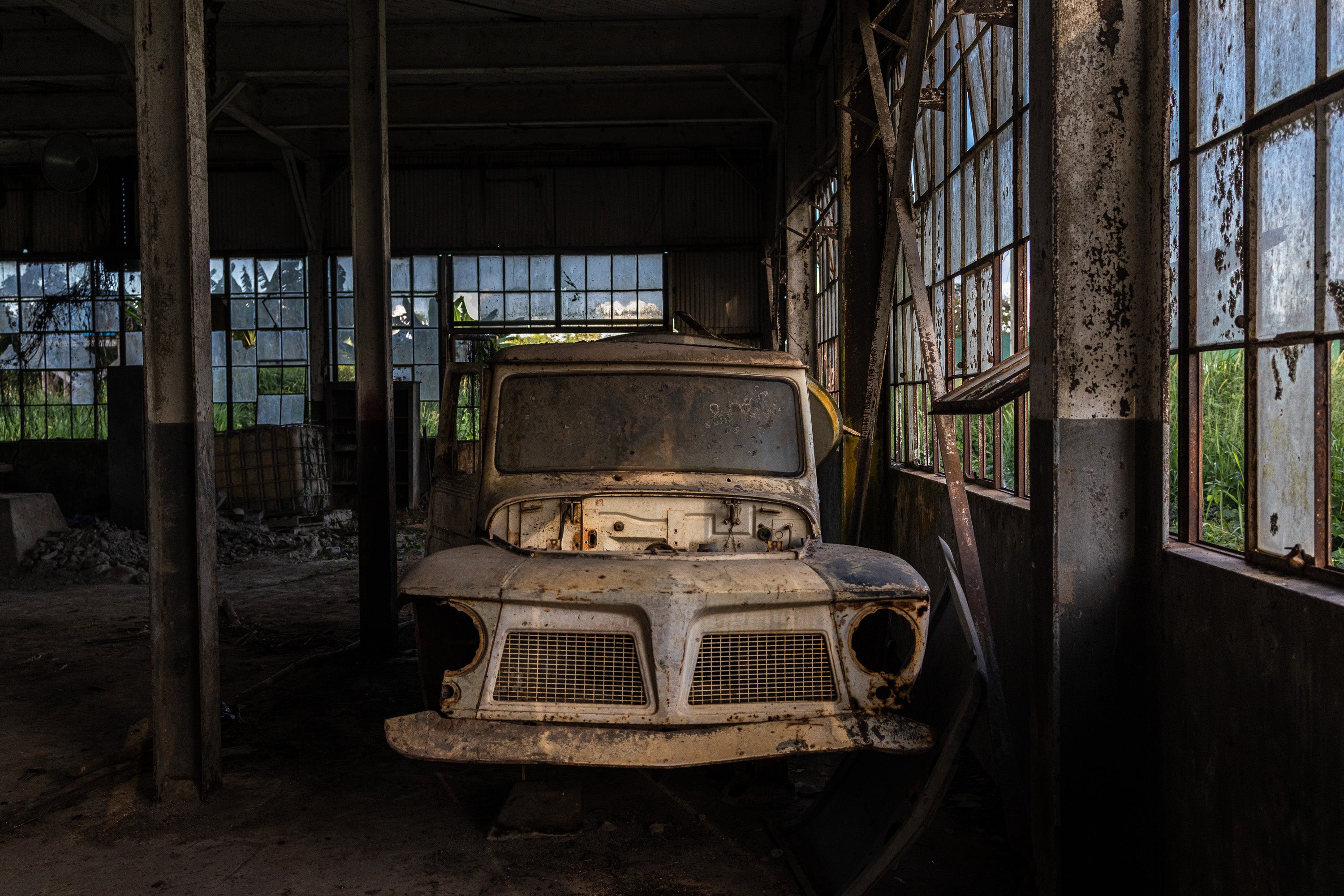 A dilapidated car inside a warehouse in Fordlândia