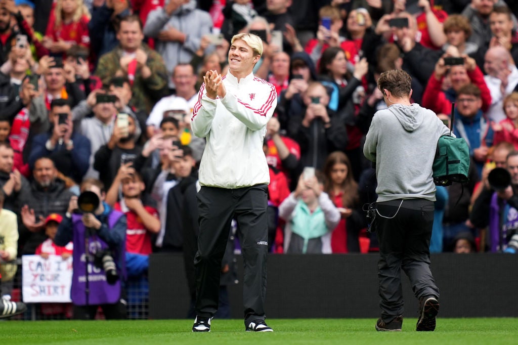 Hojlund is presented at Old Trafford