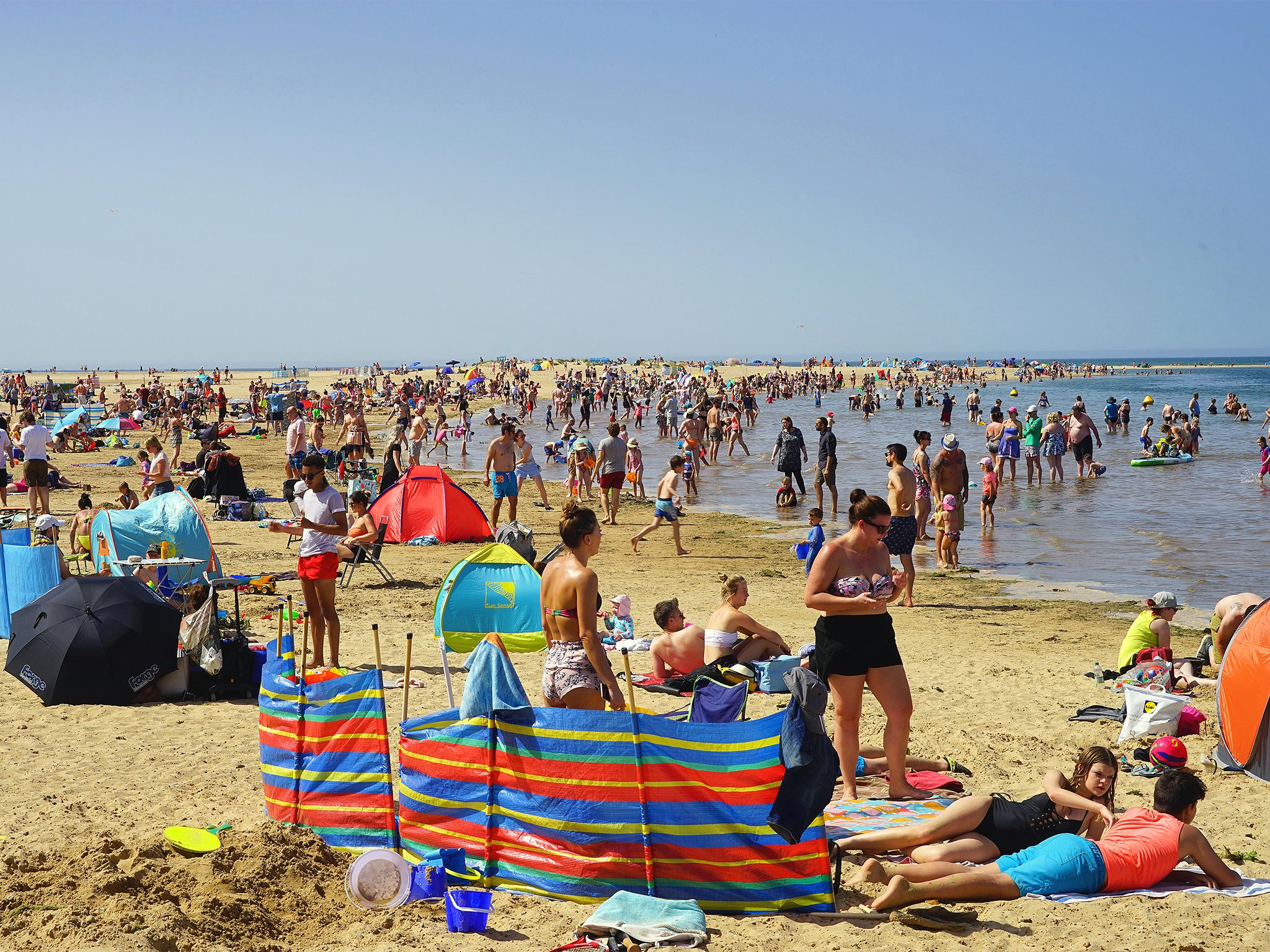 Crowds on the beach at Well-next-the-Sea before the health alert.