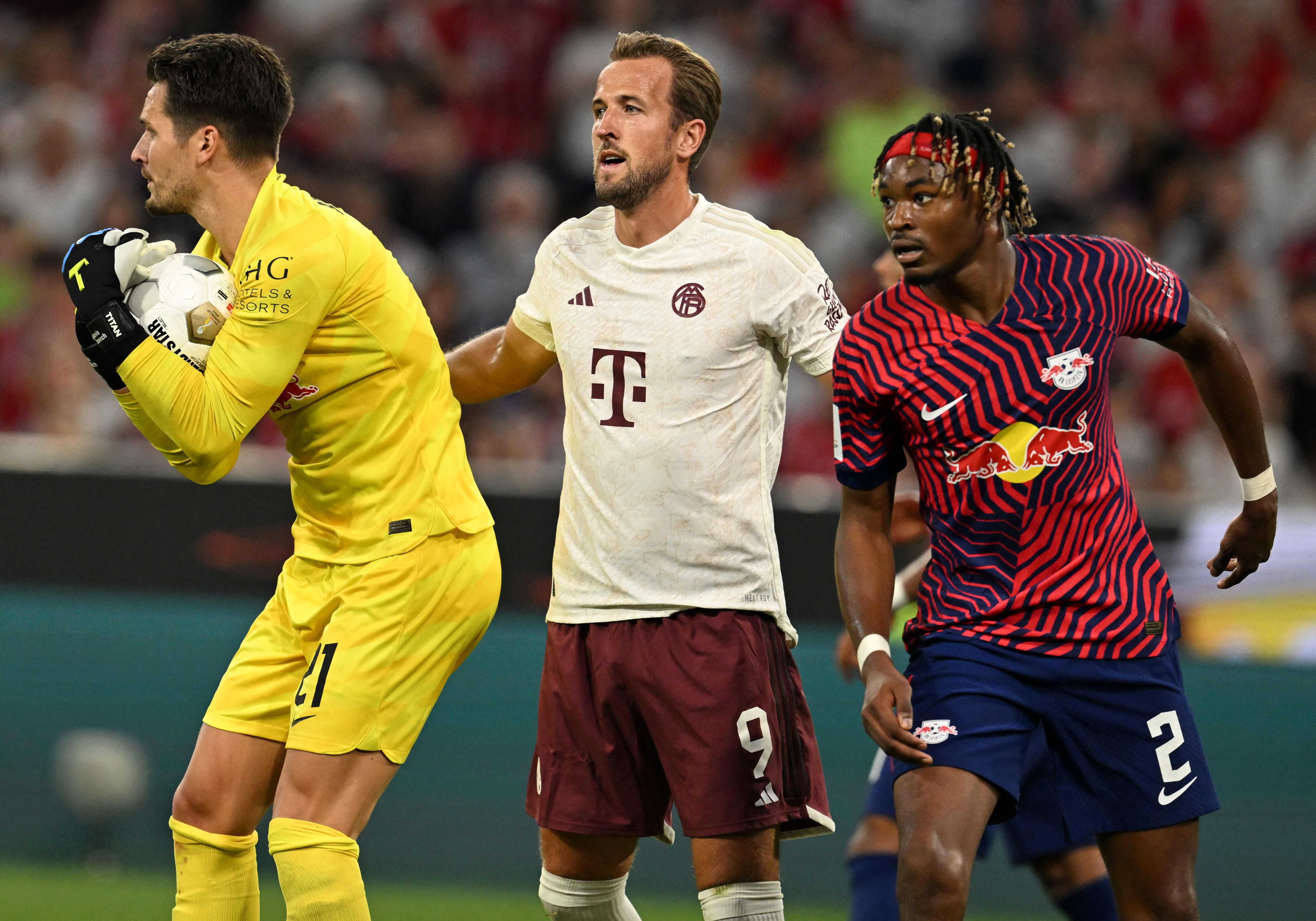 Janis Blaswich, Harry Kane and Mohamed Simakan compete at a corner