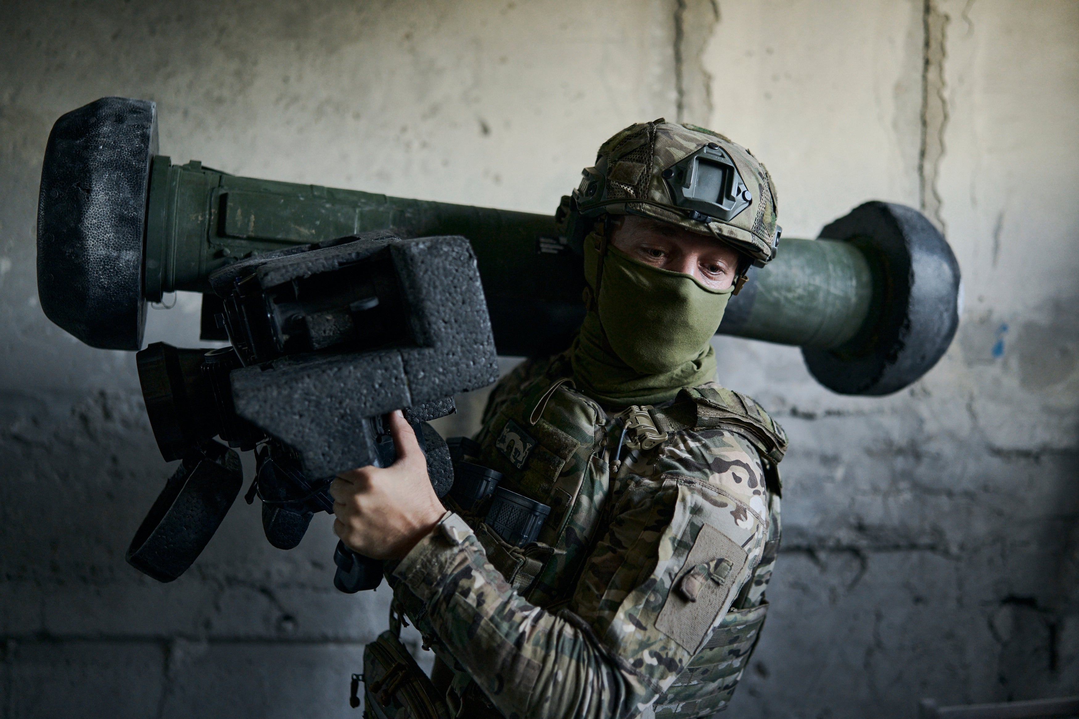 A Ukrainian seviceman near the city of Avdiivka