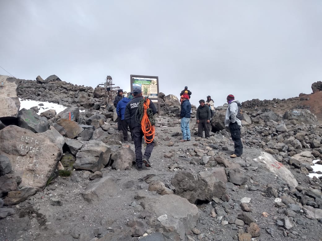 Rescue workers search for the bodies of Mexican climbers who died while climbing the Pico de Orizaba