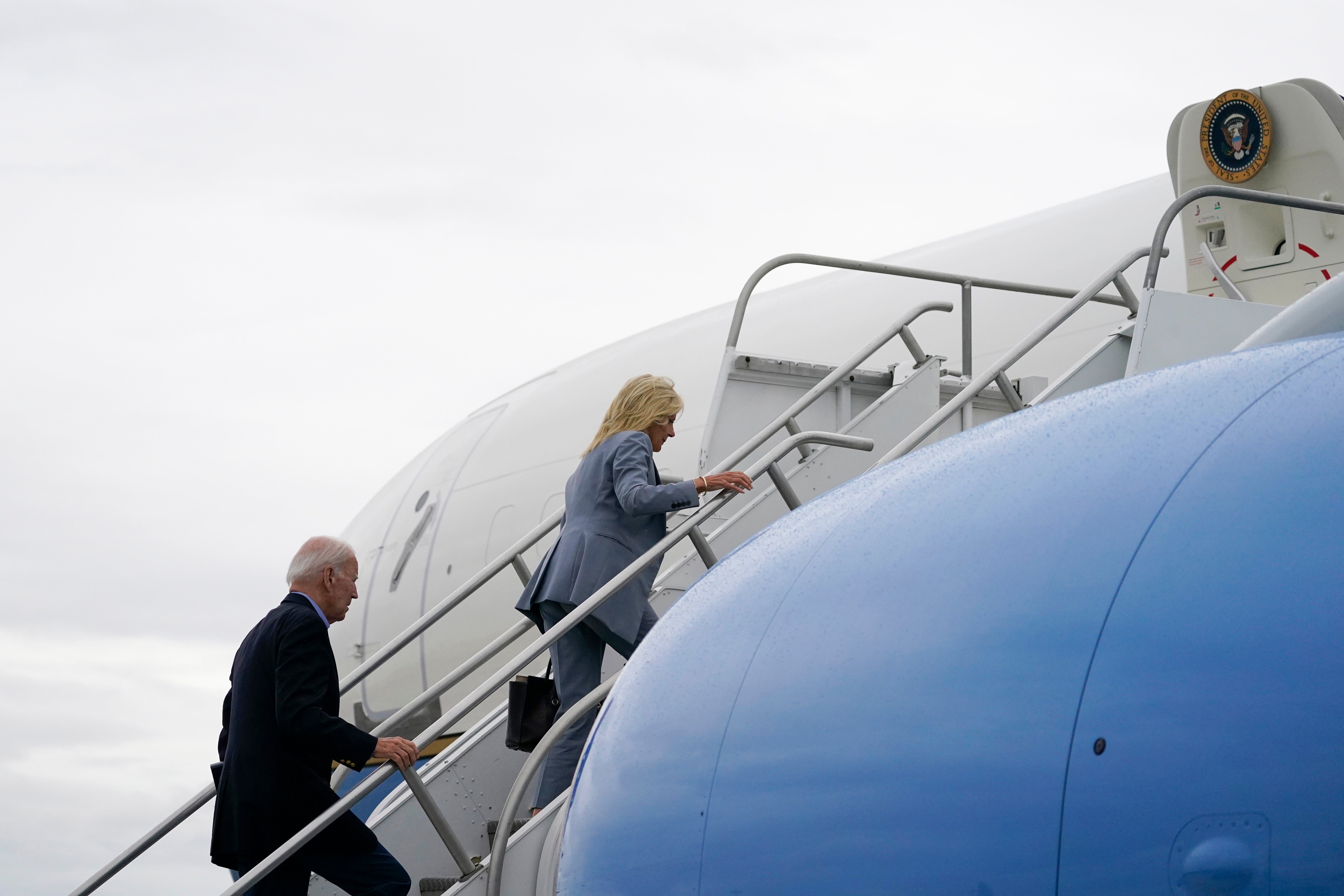 The Bidens board Air Force One in Nevada on their way to Hawaii