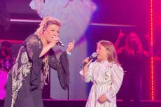 Kelly Clarkson’s daughter joins her on stage to sing during Las Vegas residency