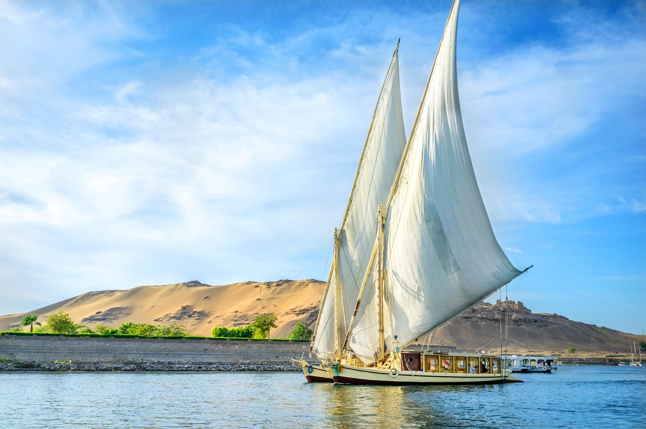 Cruise to Banana Island for fresh fruit and Egyptian tea