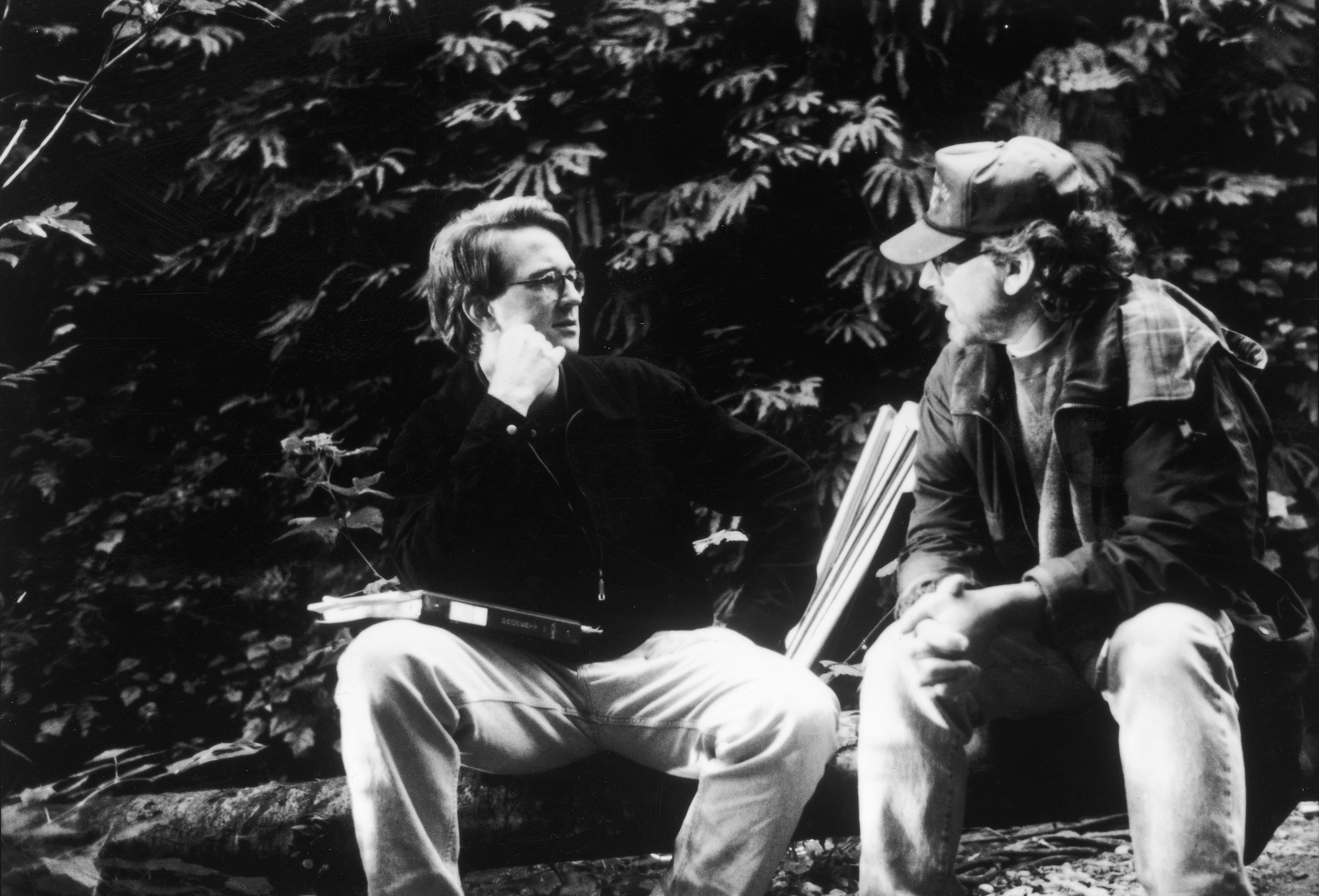 Steven Spielberg speaks with assistant director David Koepp (left) on the set of sequel ‘The Lost World: Jurassic Park’ (1997)