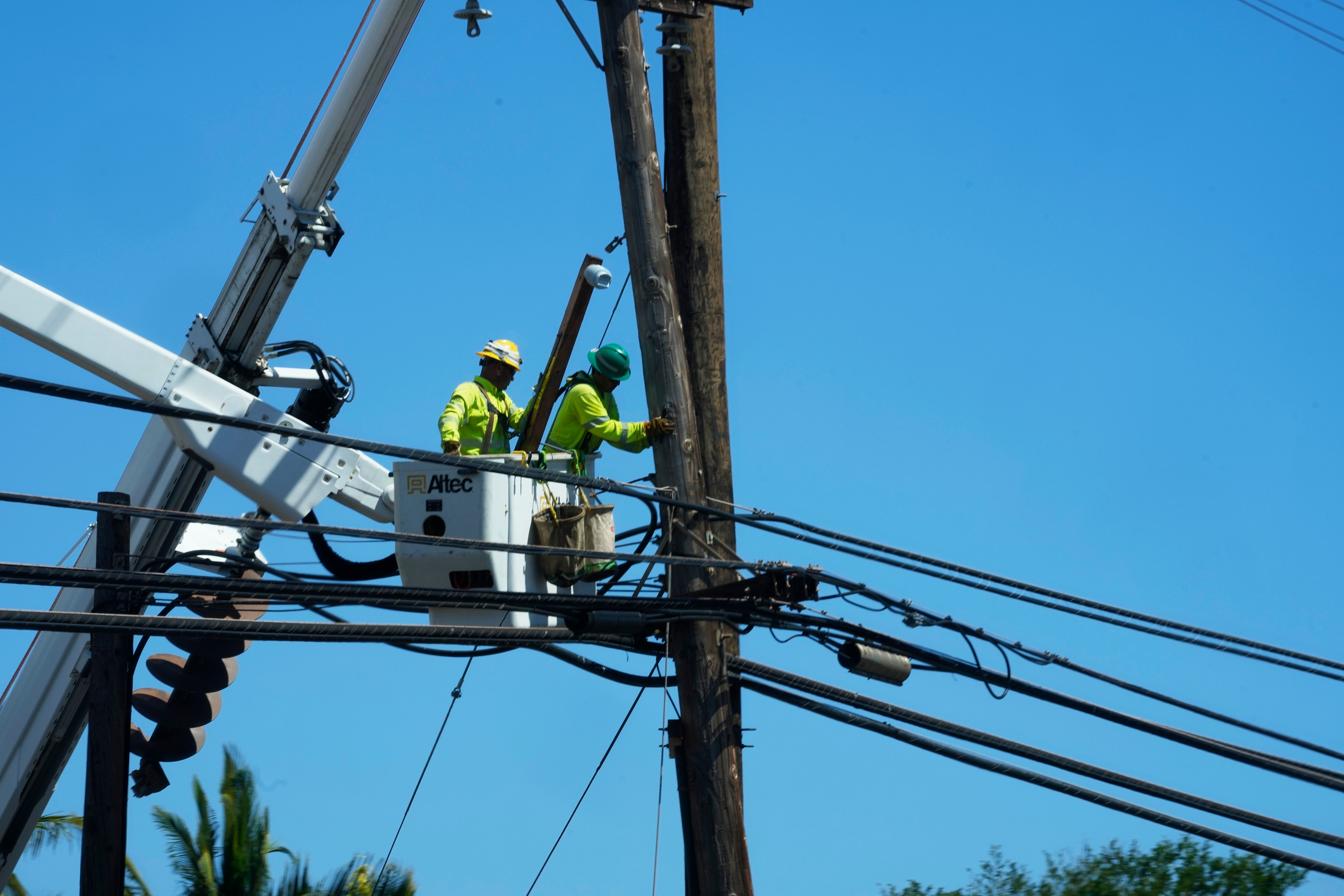 Hawaii Fires Power Lines