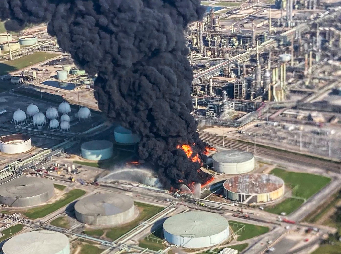 APTOPIX Louisiana Refinery Fire