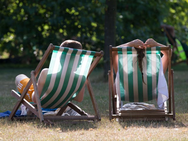 <p>Britons can expect a brief return of summer this weekends as temperatures soar to an “intense” 33C before thunderstorms cloud the sky.</p>