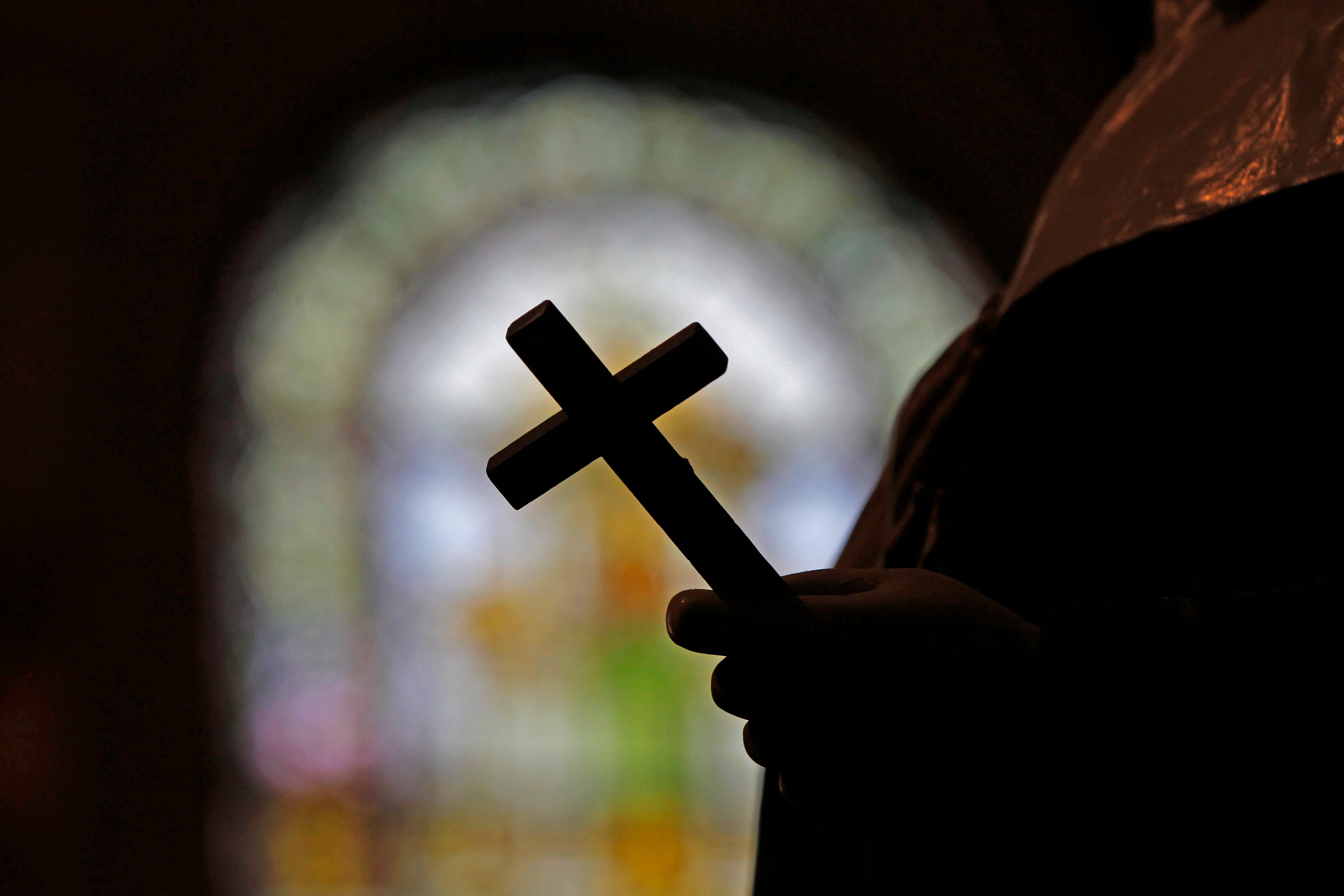 A group of Catholic Church-run hospitals in Illinois and Wisconsin have said they are doing away with crucifixes in a bid to prevent attacks on staff