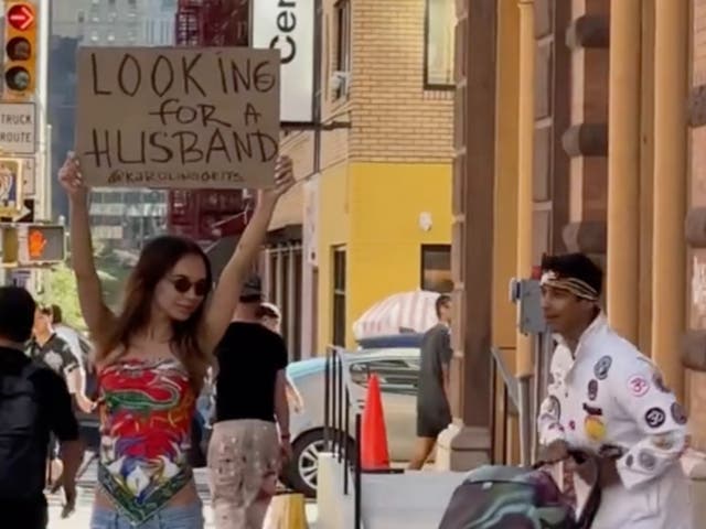 <p>Karolina Getis hits the streets of New York City with a ‘looking for a husband’ sign. </p>